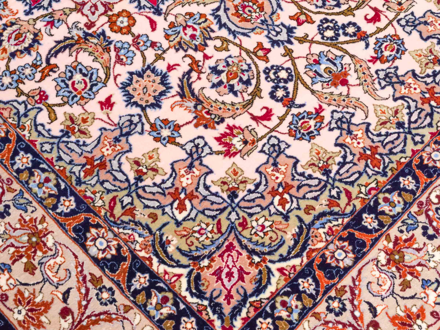 Handgeknüpfter Isfahan Perserteppich von Khademi aus Wolle mit Seide, beige-weiß. Feiner, persischer Teppich mit Medaillon. Orientteppich, geknüpft in Iran. Größe: 164 x 114 cm. Teppichnummer: SB3-1070 | Jupiter Intl