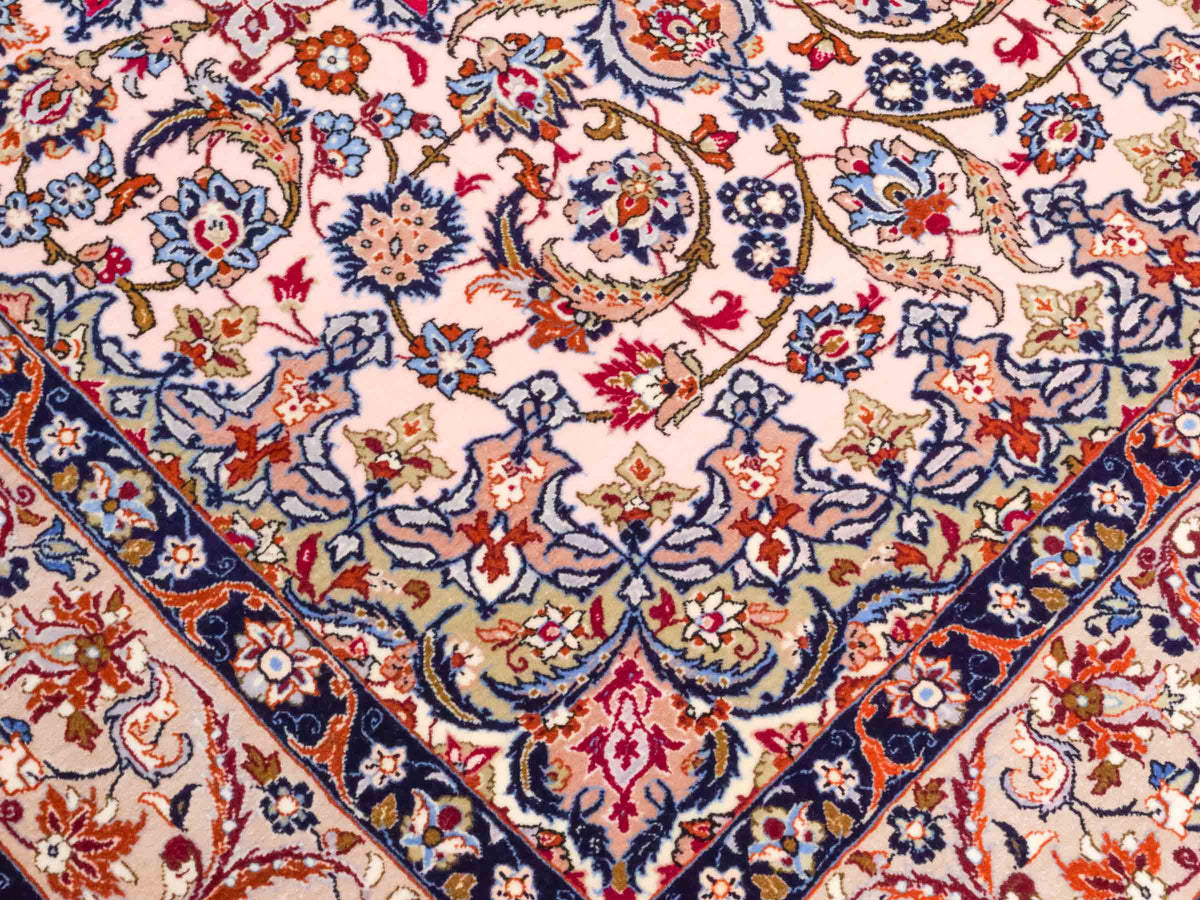 Handgeknüpfter Isfahan Perserteppich von Khademi aus Wolle mit Seide, beige-weiß. Feiner, persischer Teppich mit Medaillon. Orientteppich, geknüpft in Iran. Größe: 164 x 114 cm. Teppichnummer: SB3-1070 | Jupiter Intl
