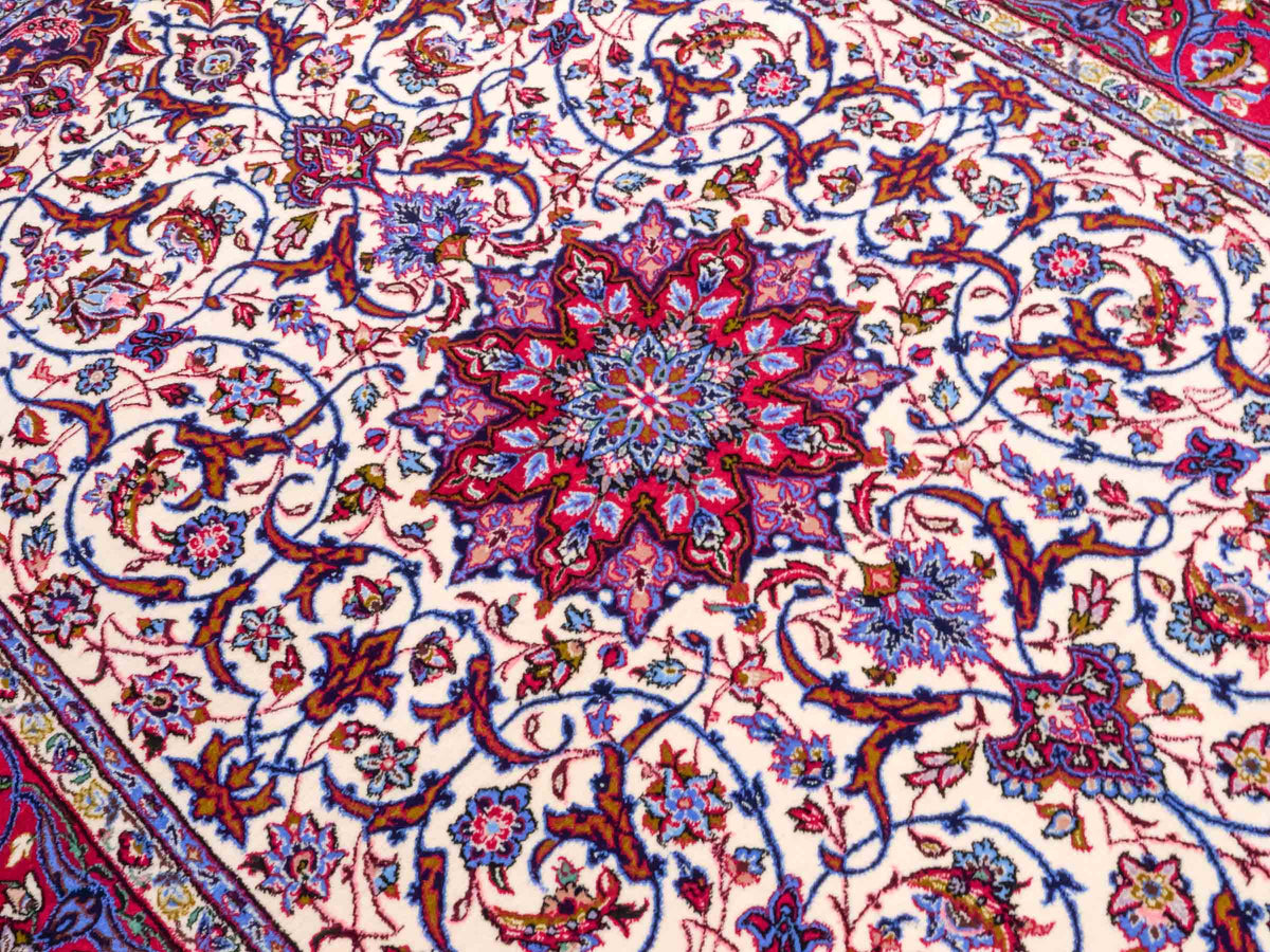 Handgeknüpfter Isfahan Perserteppich von Khademi aus Wolle mit Seide, rot-weiß. Feiner, persischer Teppich mit Medaillon. Orientteppich, geknüpft in Iran. Größe: 166 x 104 cm. Teppichnummer: SB3-1067 | Jupiter In