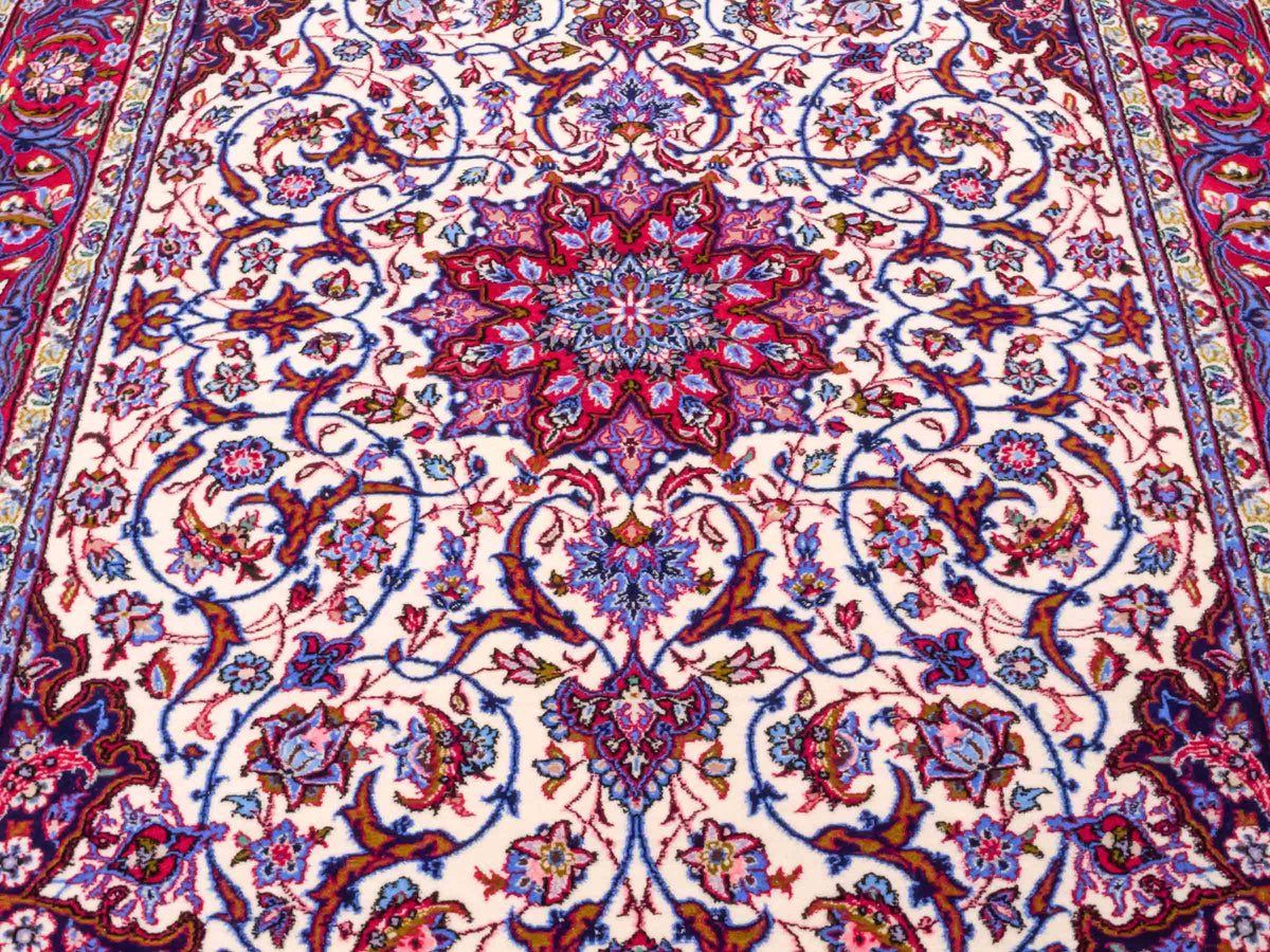 Handgeknüpfter Isfahan Perserteppich von Khademi aus Wolle mit Seide, rot-weiß. Feiner, persischer Teppich mit Medaillon. Orientteppich, geknüpft in Iran. Größe: 166 x 104 cm. Teppichnummer: SB3-1067 | Jupiter In