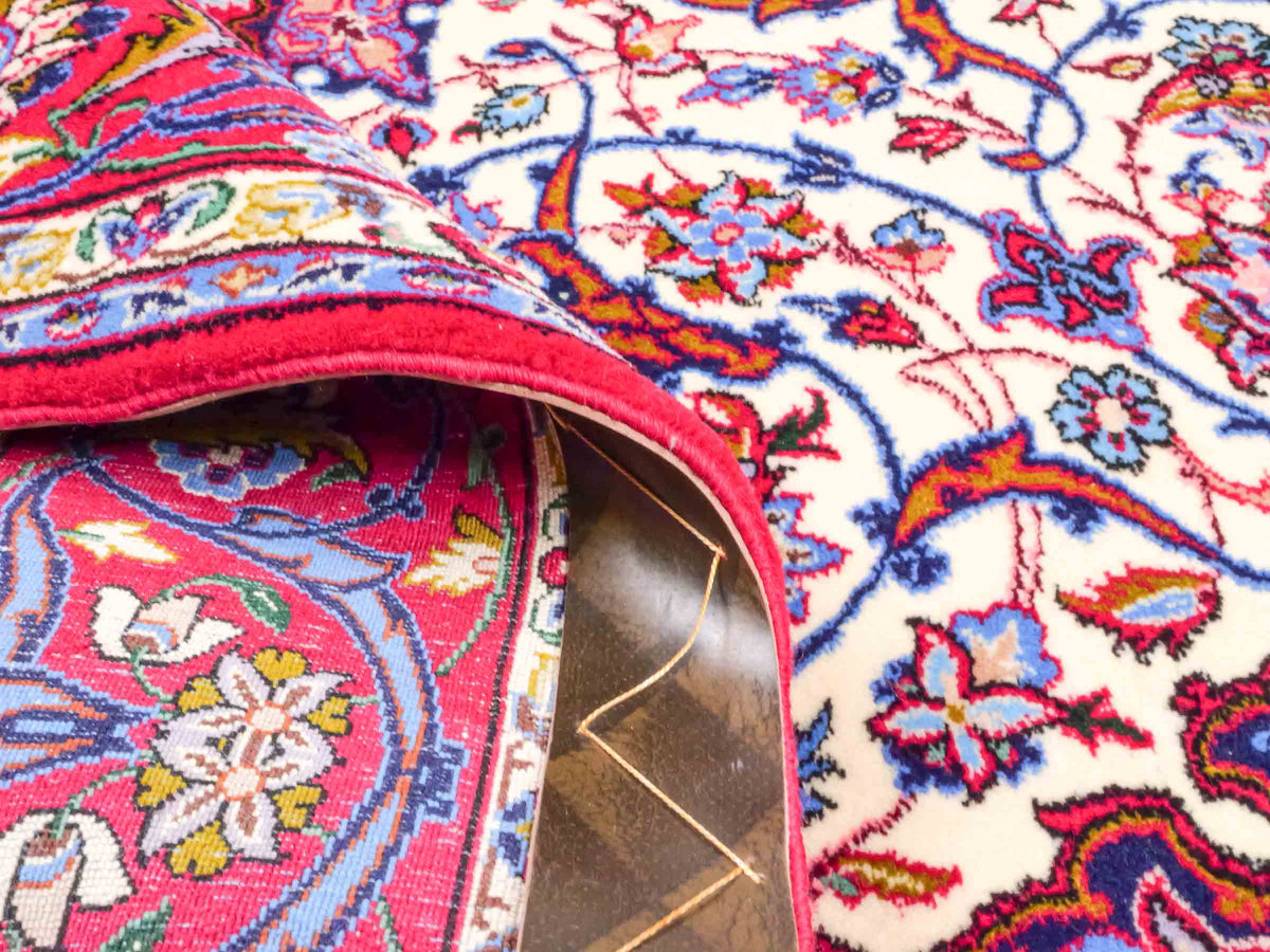 Handgeknüpfter Isfahan Perserteppich von Khademi aus Wolle mit Seide, rot-weiß. Feiner, persischer Teppich mit Medaillon. Orientteppich, geknüpft in Iran. Größe: 166 x 104 cm. Teppichnummer: SB3-1067 | Jupiter In