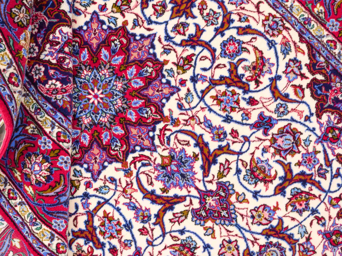 Handgeknüpfter Isfahan Perserteppich von Khademi aus Wolle mit Seide, rot-weiß. Feiner, persischer Teppich mit Medaillon. Orientteppich, geknüpft in Iran. Größe: 166 x 104 cm. Teppichnummer: SB3-1067 | Jupiter In