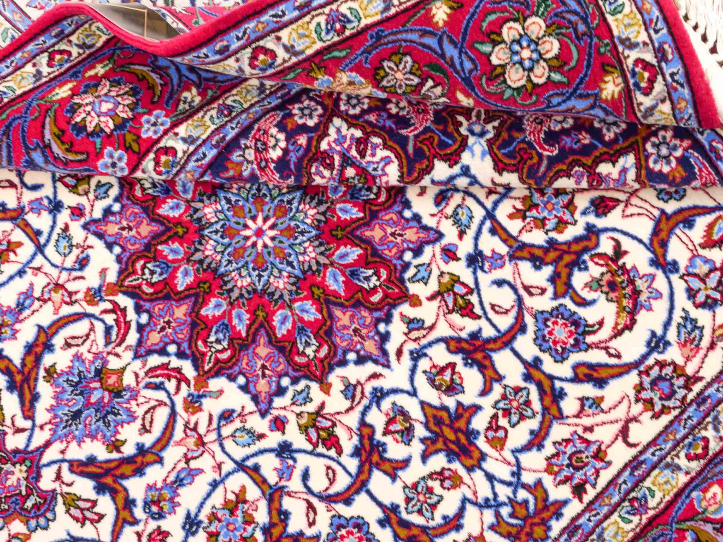 Handgeknüpfter Isfahan Perserteppich von Khademi aus Wolle mit Seide, rot-weiß. Feiner, persischer Teppich mit Medaillon. Orientteppich, geknüpft in Iran. Größe: 166 x 104 cm. Teppichnummer: SB3-1067 | Jupiter In