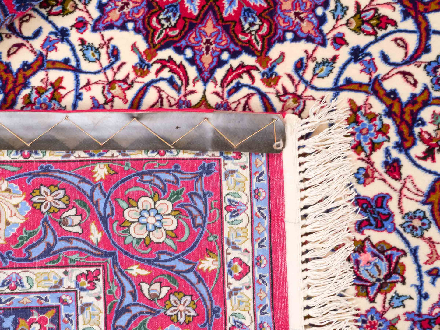 Handgeknüpfter Isfahan Perserteppich von Khademi aus Wolle mit Seide, rot-weiß. Feiner, persischer Teppich mit Medaillon. Orientteppich, geknüpft in Iran. Größe: 166 x 104 cm. Teppichnummer: SB3-1067 | Jupiter In