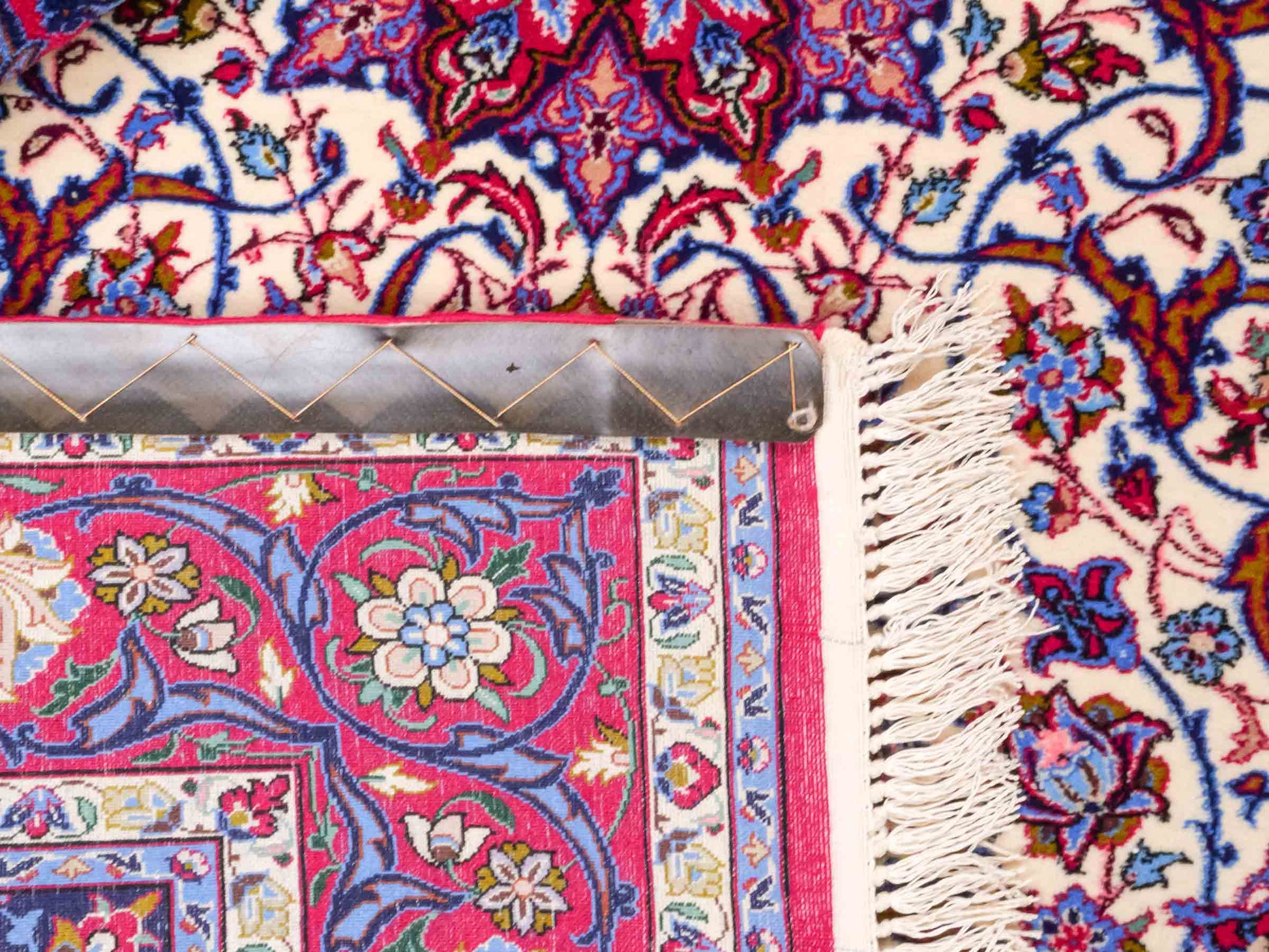 Handgeknüpfter Isfahan Perserteppich von Khademi aus Wolle mit Seide, rot-weiß. Feiner, persischer Teppich mit Medaillon. Orientteppich, geknüpft in Iran. Größe: 166 x 104 cm. Teppichnummer: SB3-1067 | Jupiter In
