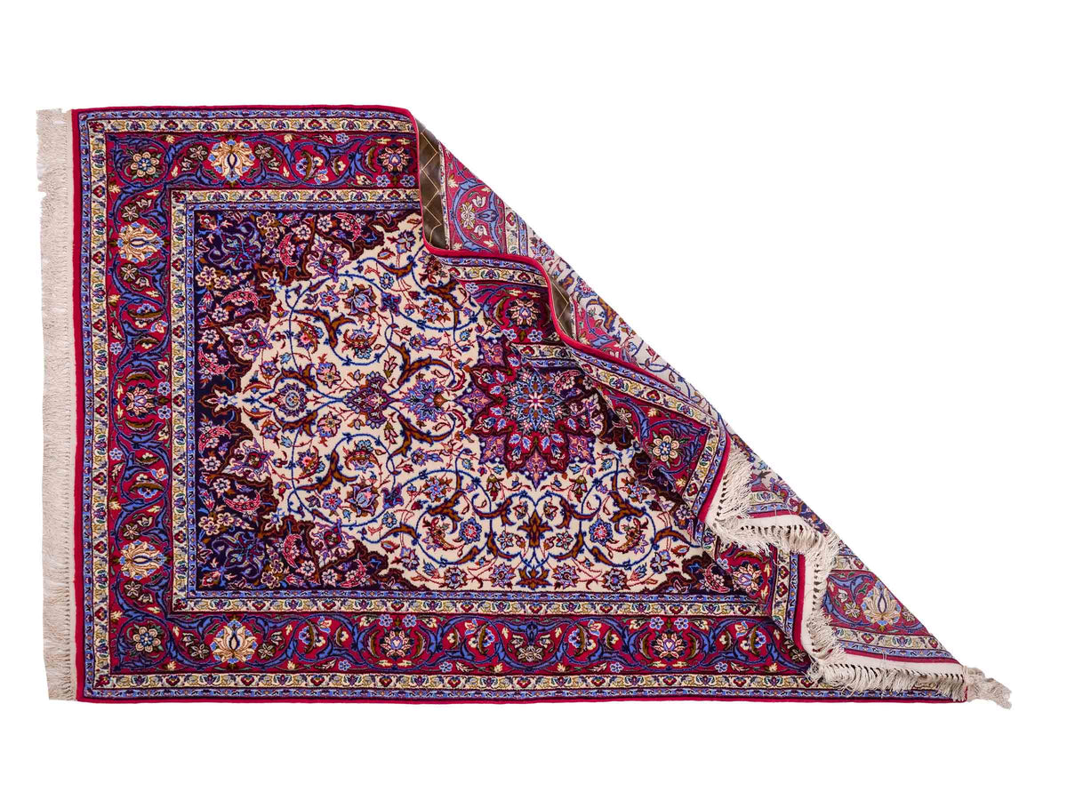 Handgeknüpfter Isfahan Perserteppich von Khademi aus Wolle mit Seide, rot-weiß. Feiner, persischer Teppich mit Medaillon. Orientteppich, geknüpft in Iran. Größe: 166 x 104 cm. Teppichnummer: SB3-1067 | Jupiter In