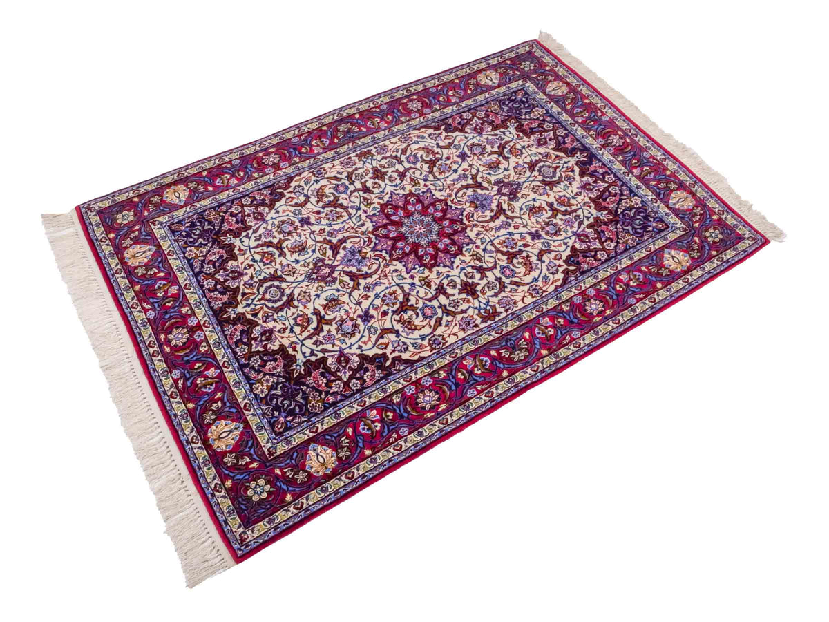 Handgeknüpfter Isfahan Perserteppich von Khademi aus Wolle mit Seide, rot-weiß. Feiner, persischer Teppich mit Medaillon. Orientteppich, geknüpft in Iran. Größe: 166 x 104 cm. Teppichnummer: SB3-1067 | Jupiter In