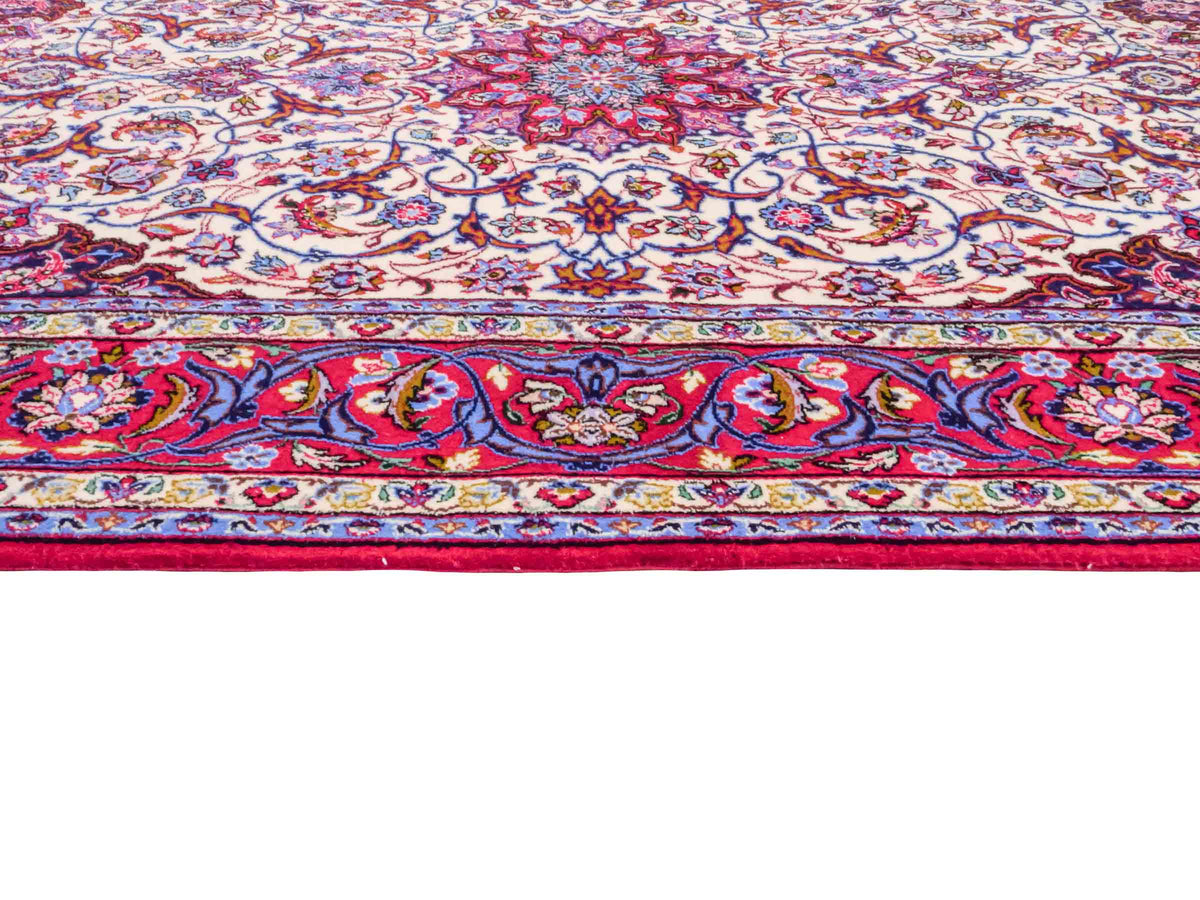 Handgeknüpfter Isfahan Perserteppich von Khademi aus Wolle mit Seide, rot-weiß. Feiner, persischer Teppich mit Medaillon. Orientteppich, geknüpft in Iran. Größe: 166 x 104 cm. Teppichnummer: SB3-1067 | Jupiter In