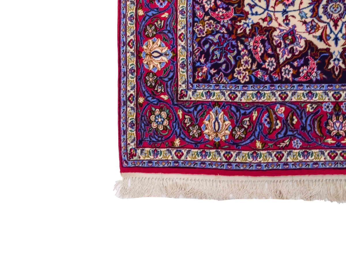 Handgeknüpfter Isfahan Perserteppich von Khademi aus Wolle mit Seide, rot-weiß. Feiner, persischer Teppich mit Medaillon. Orientteppich, geknüpft in Iran. Größe: 166 x 104 cm. Teppichnummer: SB3-1067 | Jupiter In