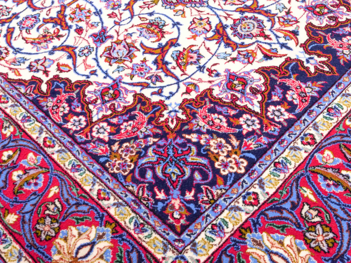 Handgeknüpfter Isfahan Perserteppich von Khademi aus Wolle mit Seide, rot-weiß. Feiner, persischer Teppich mit Medaillon. Orientteppich, geknüpft in Iran. Größe: 166 x 104 cm. Teppichnummer: SB3-1067 | Jupiter In