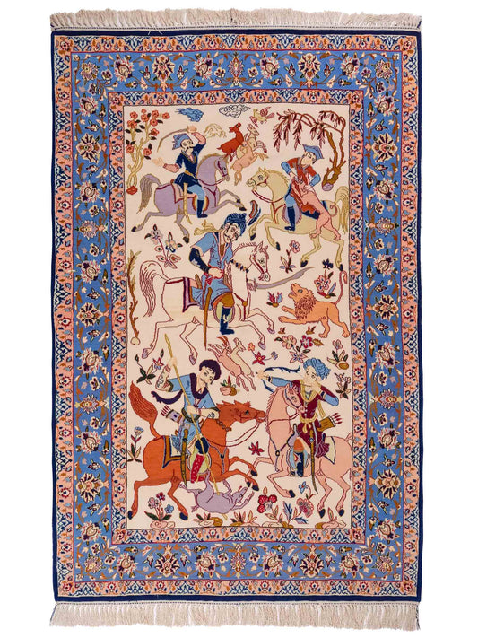 Handgeknüpfter Isfahan Perserteppich von Khademi aus Wolle mit Seide, blau-cremeweiß. Feiner, persischer Teppich mit Jagdmotiv. Orientteppich, geknüpft in Iran. Größe: 166 x 105 cm. Teppichnummer: SB3-1091 | Jupiter Intl
