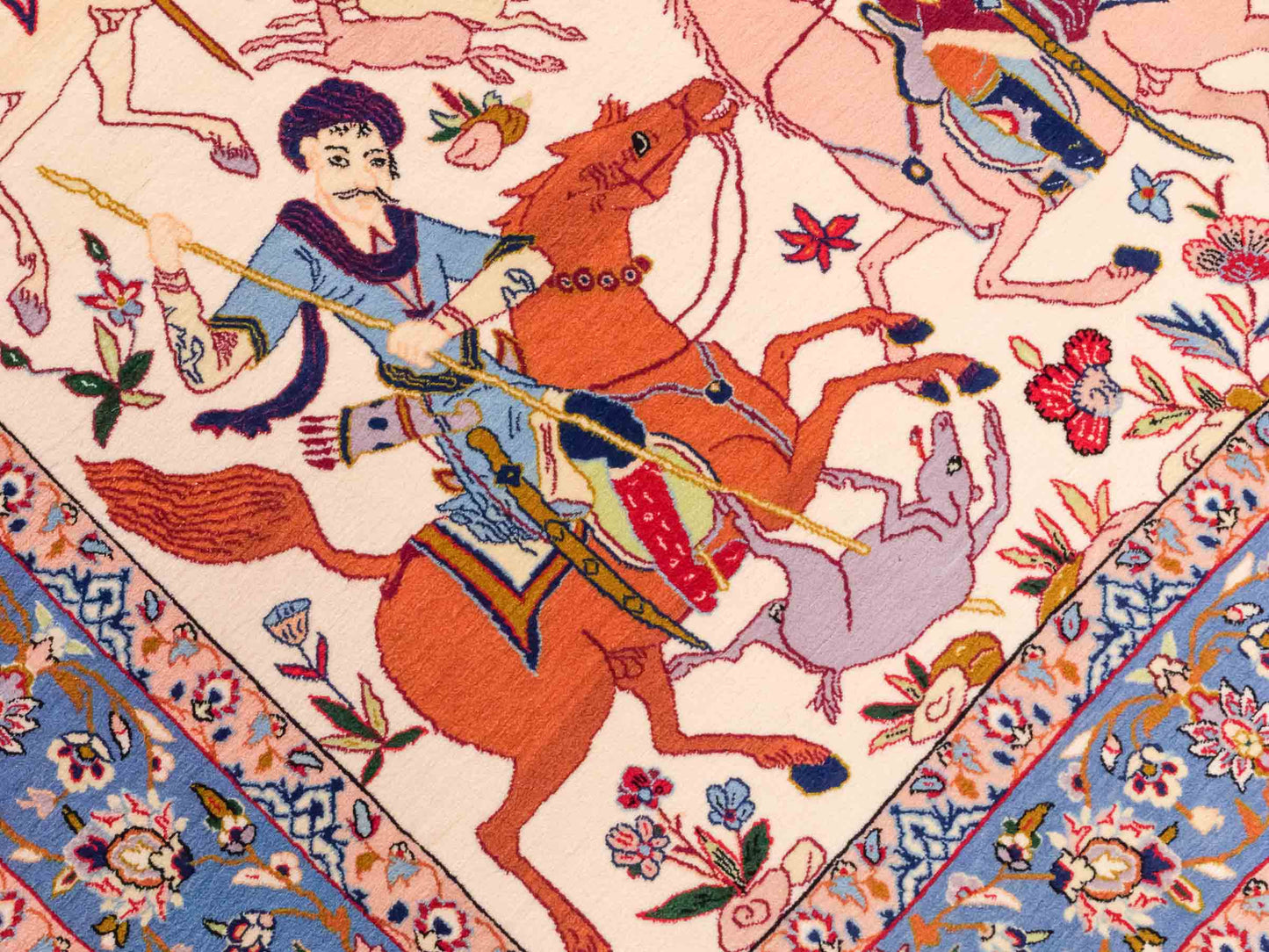 Handgeknüpfter Isfahan Perserteppich von Khademi aus Wolle mit Seide, blau-cremeweiß. Feiner, persischer Teppich mit Jagdmotiv. Orientteppich, geknüpft in Iran. Größe: 166 x 105 cm. Teppichnummer: SB3-1091 | Jupiter Intl