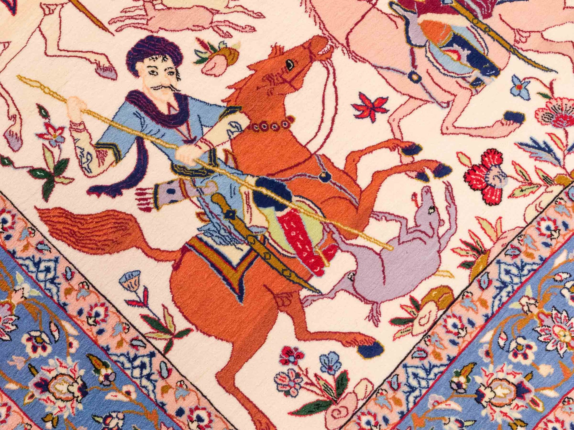 Handgeknüpfter Isfahan Perserteppich von Khademi aus Wolle mit Seide, blau-cremeweiß. Feiner, persischer Teppich mit Jagdmotiv. Orientteppich, geknüpft in Iran. Größe: 166 x 105 cm. Teppichnummer: SB3-1091 | Jupiter Intl