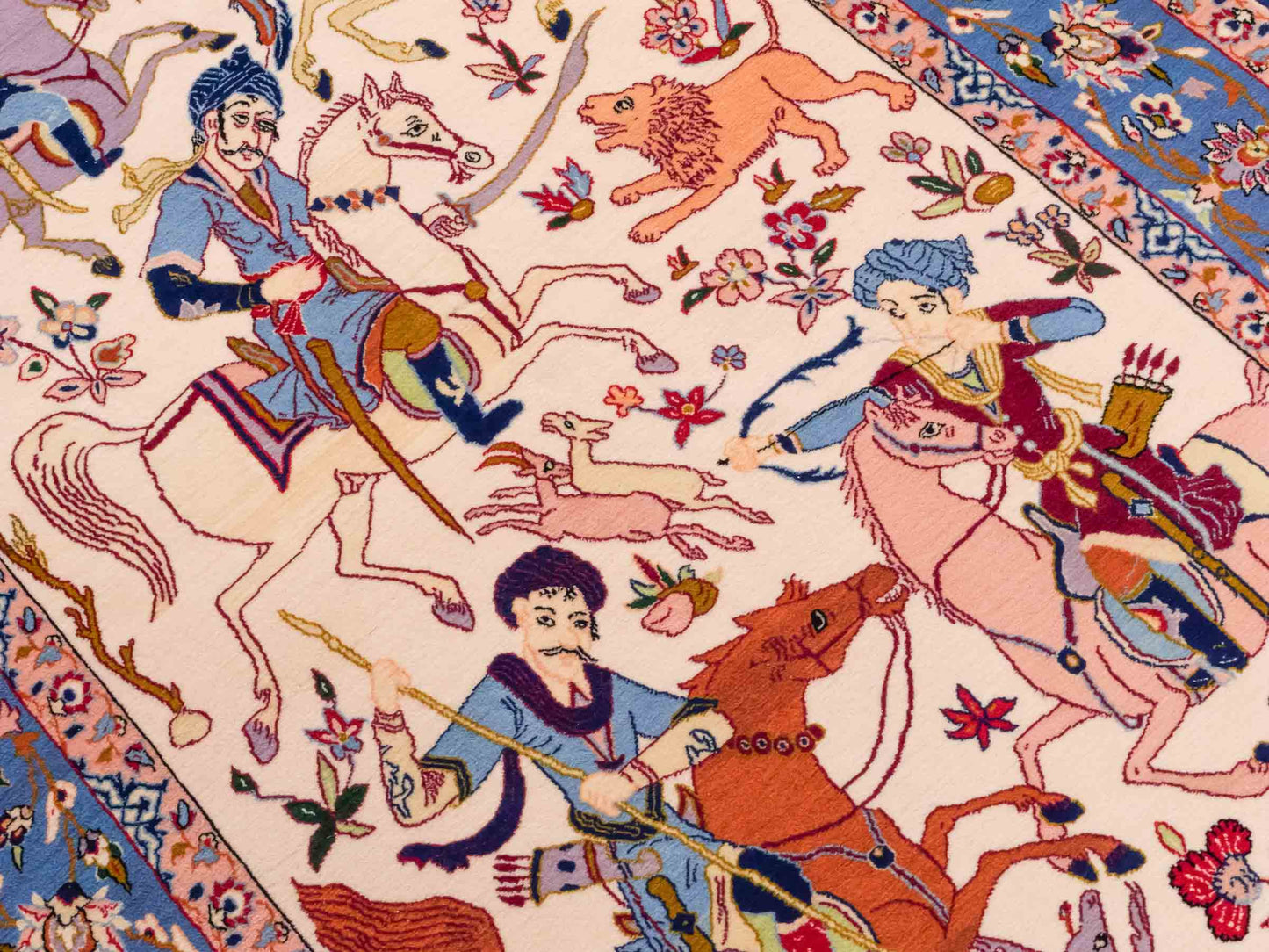 Handgeknüpfter Isfahan Perserteppich von Khademi aus Wolle mit Seide, blau-cremeweiß. Feiner, persischer Teppich mit Jagdmotiv. Orientteppich, geknüpft in Iran. Größe: 166 x 105 cm. Teppichnummer: SB3-1091 | Jupiter Intl