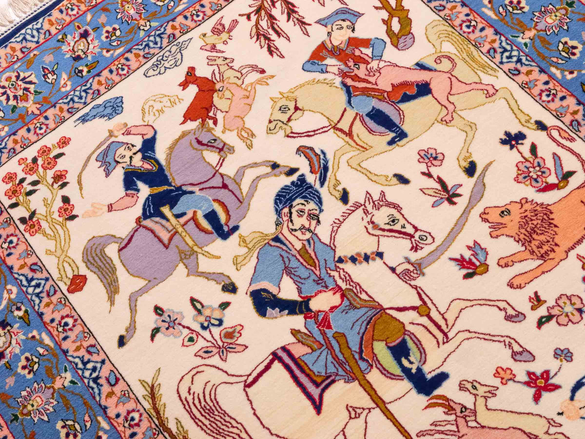 Handgeknüpfter Isfahan Perserteppich von Khademi aus Wolle mit Seide, blau-cremeweiß. Feiner, persischer Teppich mit Jagdmotiv. Orientteppich, geknüpft in Iran. Größe: 166 x 105 cm. Teppichnummer: SB3-1091 | Jupiter Intl