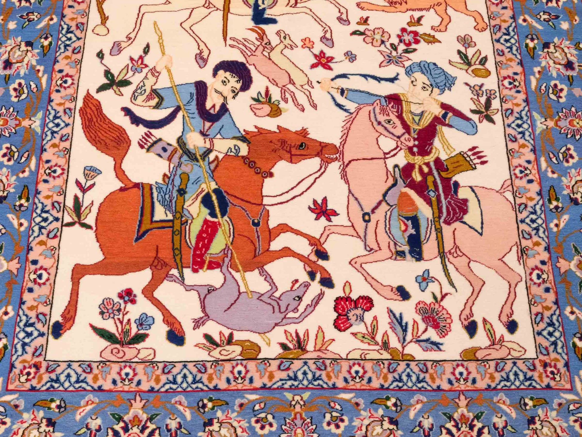 Handgeknüpfter Isfahan Perserteppich von Khademi aus Wolle mit Seide, blau-cremeweiß. Feiner, persischer Teppich mit Jagdmotiv. Orientteppich, geknüpft in Iran. Größe: 166 x 105 cm. Teppichnummer: SB3-1091 | Jupiter Intl