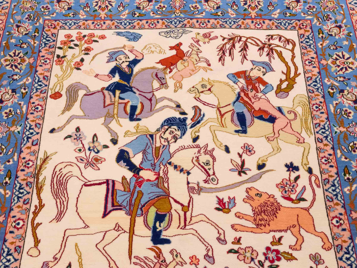 Handgeknüpfter Isfahan Perserteppich von Khademi aus Wolle mit Seide, blau-cremeweiß. Feiner, persischer Teppich mit Jagdmotiv. Orientteppich, geknüpft in Iran. Größe: 166 x 105 cm. Teppichnummer: SB3-1091 | Jupiter Intl