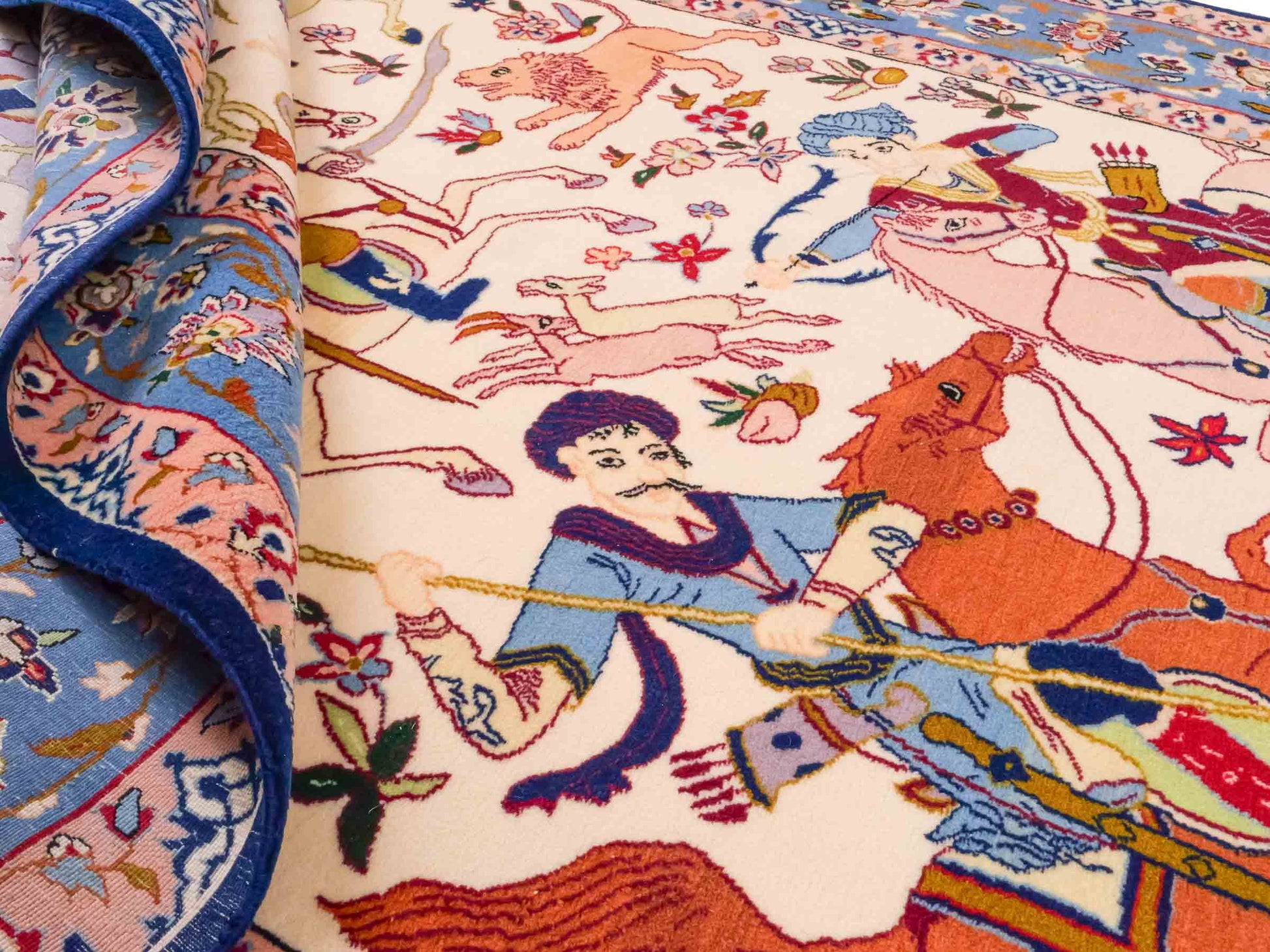 Handgeknüpfter Isfahan Perserteppich von Khademi aus Wolle mit Seide, blau-cremeweiß. Feiner, persischer Teppich mit Jagdmotiv. Orientteppich, geknüpft in Iran. Größe: 166 x 105 cm. Teppichnummer: SB3-1091 | Jupiter Intl