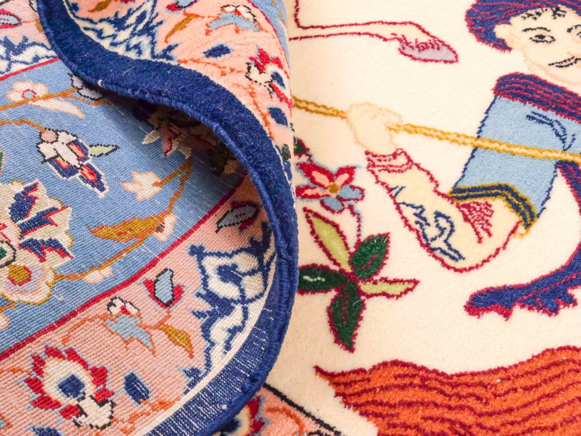 Handgeknüpfter Isfahan Perserteppich von Khademi aus Wolle mit Seide, blau-cremeweiß. Feiner, persischer Teppich mit Jagdmotiv. Orientteppich, geknüpft in Iran. Größe: 166 x 105 cm. Teppichnummer: SB3-1091 | Jupiter Intl
