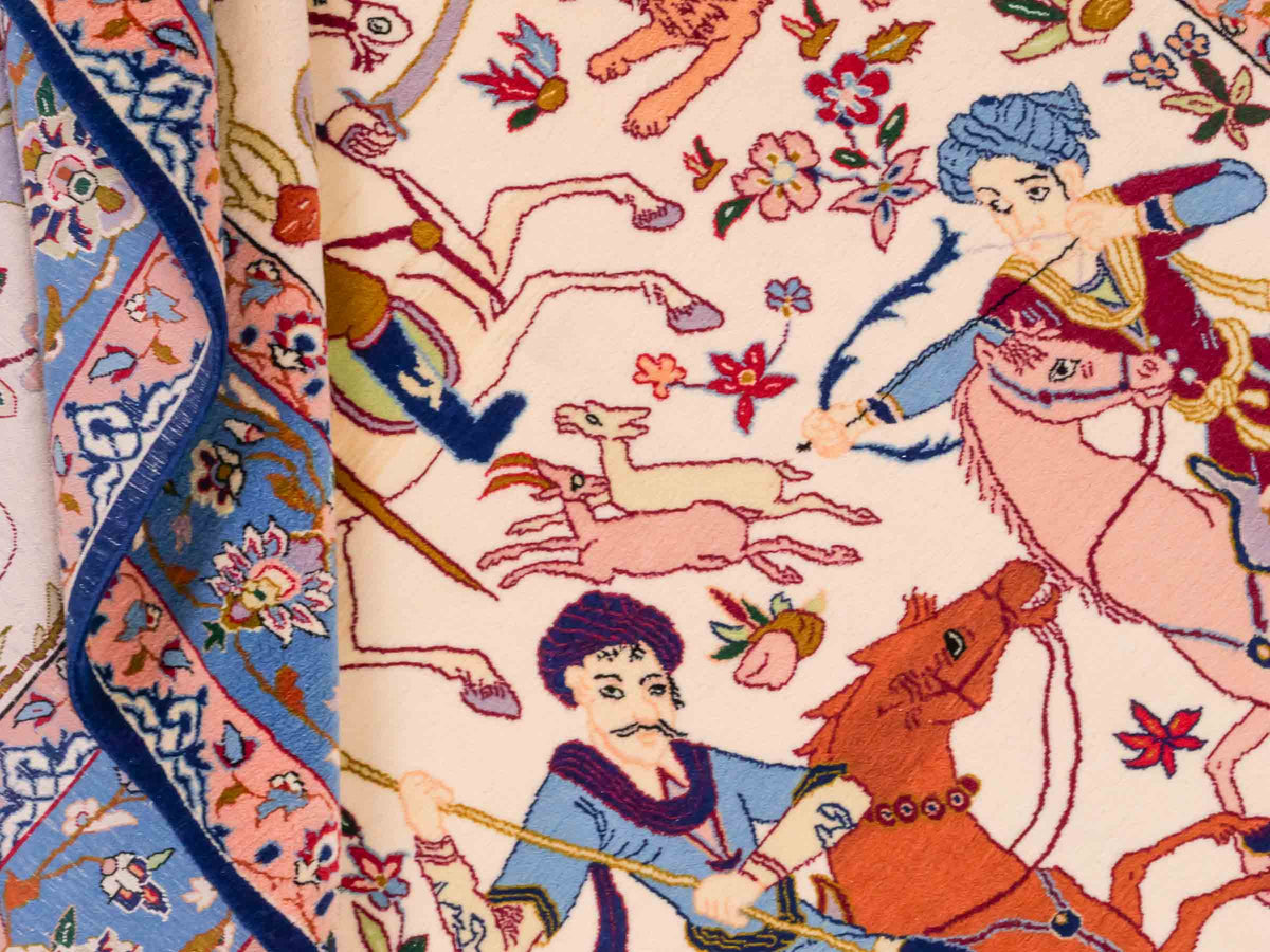 Handgeknüpfter Isfahan Perserteppich von Khademi aus Wolle mit Seide, blau-cremeweiß. Feiner, persischer Teppich mit Jagdmotiv. Orientteppich, geknüpft in Iran. Größe: 166 x 105 cm. Teppichnummer: SB3-1091 | Jupiter Intl
