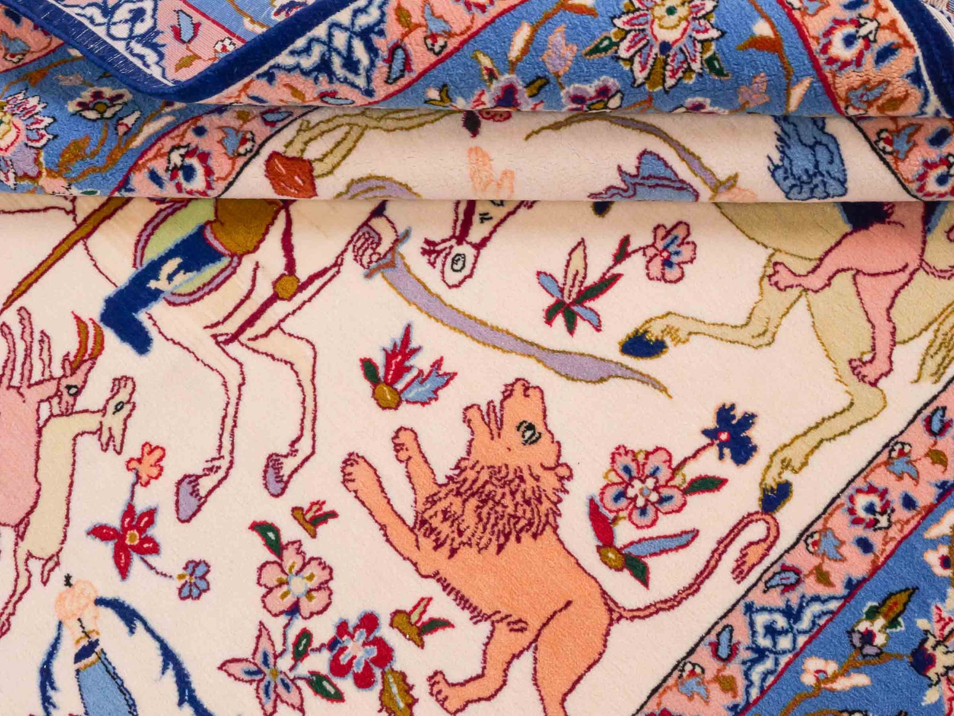 Handgeknüpfter Isfahan Perserteppich von Khademi aus Wolle mit Seide, blau-cremeweiß. Feiner, persischer Teppich mit Jagdmotiv. Orientteppich, geknüpft in Iran. Größe: 166 x 105 cm. Teppichnummer: SB3-1091 | Jupiter Intl