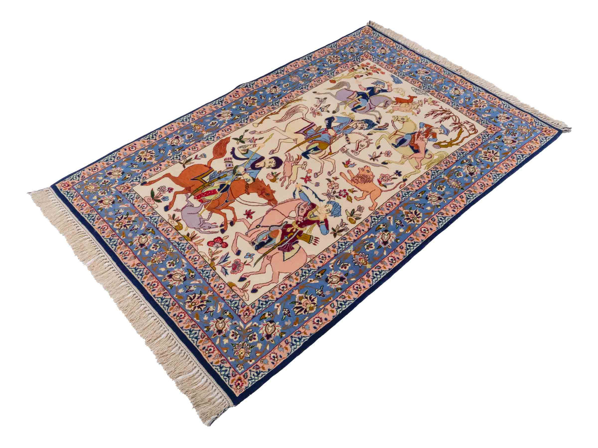 Handgeknüpfter Isfahan Perserteppich von Khademi aus Wolle mit Seide, blau-cremeweiß. Feiner, persischer Teppich mit Jagdmotiv. Orientteppich, geknüpft in Iran. Größe: 166 x 105 cm. Teppichnummer: SB3-1091 | Jupiter Intl
