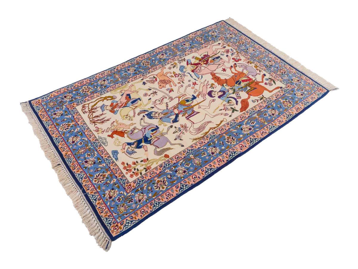 Handgeknüpfter Isfahan Perserteppich von Khademi aus Wolle mit Seide, blau-cremeweiß. Feiner, persischer Teppich mit Jagdmotiv. Orientteppich, geknüpft in Iran. Größe: 166 x 105 cm. Teppichnummer: SB3-1091 | Jupiter Intl
