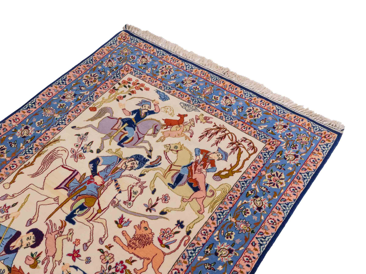 Handgeknüpfter Isfahan Perserteppich von Khademi aus Wolle mit Seide, blau-cremeweiß. Feiner, persischer Teppich mit Jagdmotiv. Orientteppich, geknüpft in Iran. Größe: 166 x 105 cm. Teppichnummer: SB3-1091 | Jupiter Intl