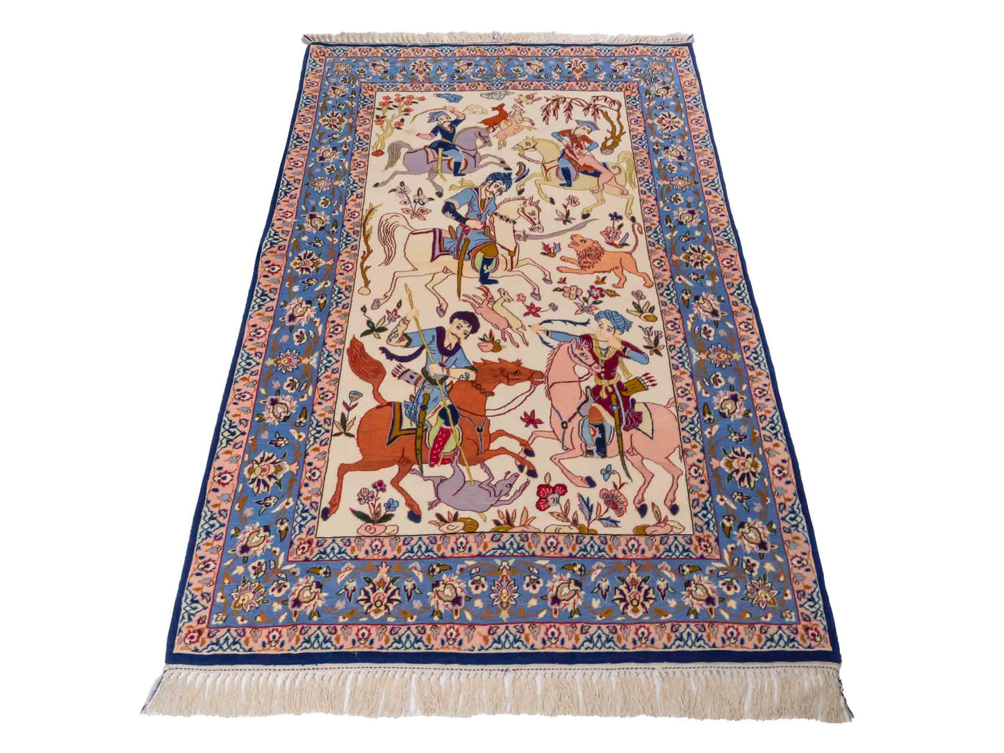 Handgeknüpfter Isfahan Perserteppich von Khademi aus Wolle mit Seide, blau-cremeweiß. Feiner, persischer Teppich mit Jagdmotiv. Orientteppich, geknüpft in Iran. Größe: 166 x 105 cm. Teppichnummer: SB3-1091 | Jupiter Intl
