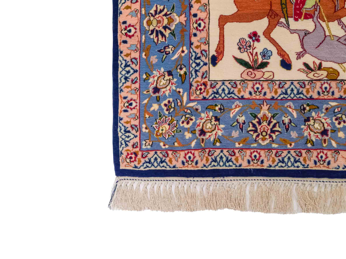 Handgeknüpfter Isfahan Perserteppich von Khademi aus Wolle mit Seide, blau-cremeweiß. Feiner, persischer Teppich mit Jagdmotiv. Orientteppich, geknüpft in Iran. Größe: 166 x 105 cm. Teppichnummer: SB3-1091 | Jupiter Intl