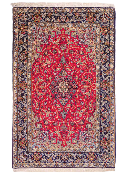 Handgeknüpfter Isfahan Perserteppich von Khademi aus Wolle mit Seide, rot, navy. Feiner, persischer Teppich mit Medaillon. Orientteppich, von Hand geknüpft in Iran. Größe: 171 x 107 cm. Teppichnummer: DB3-1050. Verkauf durch Jupiter Intl.