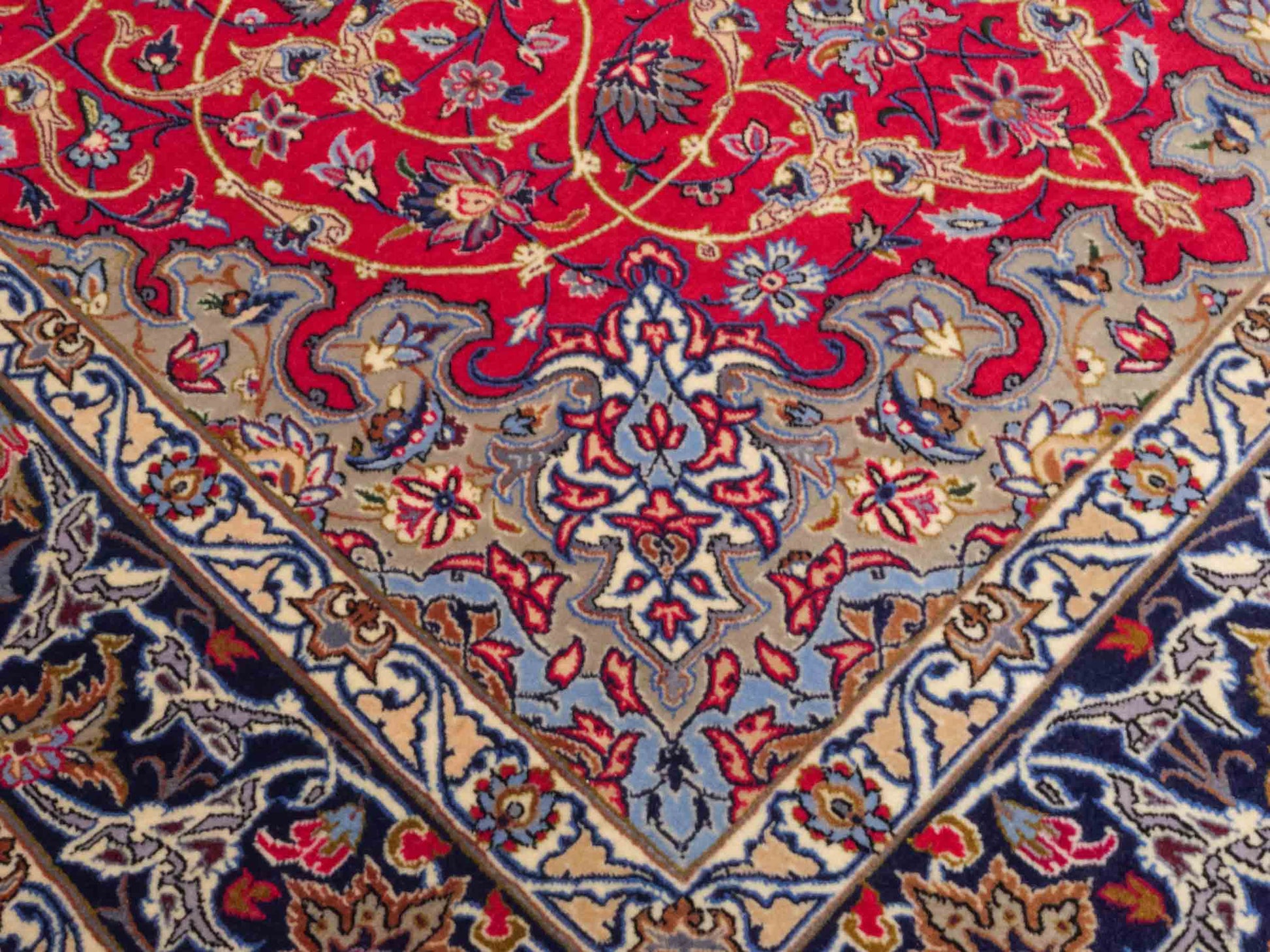 Handgeknüpfter Isfahan Perserteppich von Khademi aus Wolle mit Seide, rot, navy. Feiner, persischer Teppich mit Medaillon. Orientteppich, von Hand geknüpft in Iran. Größe: 171 x 107 cm. Teppichnummer: DB3-1050. Verkauf durch Jupiter Intl.