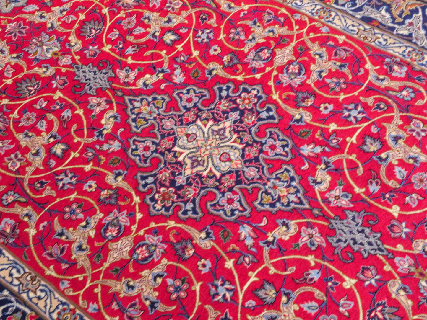Handgeknüpfter Isfahan Perserteppich von Khademi aus Wolle mit Seide, rot, navy. Feiner, persischer Teppich mit Medaillon. Orientteppich, von Hand geknüpft in Iran. Größe: 171 x 107 cm. Teppichnummer: DB3-1050. Verkauf durch Jupiter Intl.