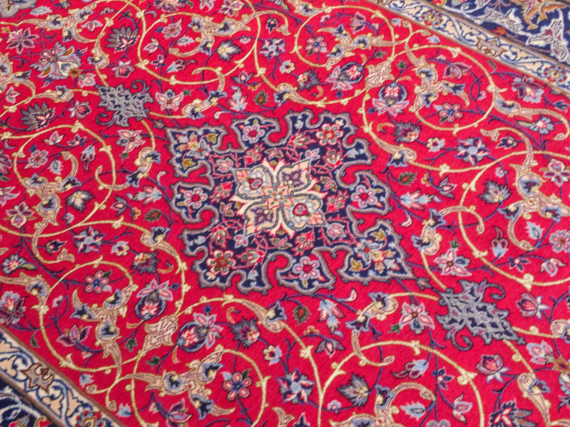 Handgeknüpfter Isfahan Perserteppich von Khademi aus Wolle mit Seide, rot, navy. Feiner, persischer Teppich mit Medaillon. Orientteppich, von Hand geknüpft in Iran. Größe: 171 x 107 cm. Teppichnummer: DB3-1050. Verkauf durch Jupiter Intl.