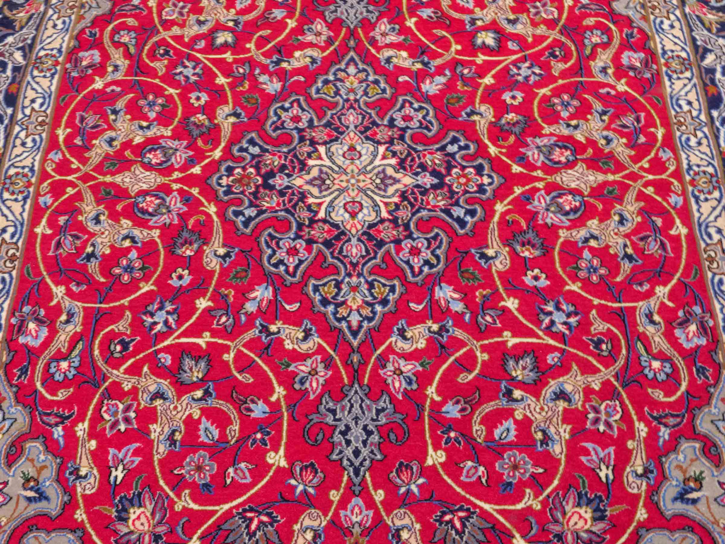 Handgeknüpfter Isfahan Perserteppich von Khademi aus Wolle mit Seide, rot, navy. Feiner, persischer Teppich mit Medaillon. Orientteppich, von Hand geknüpft in Iran. Größe: 171 x 107 cm. Teppichnummer: DB3-1050. Verkauf durch Jupiter Intl.