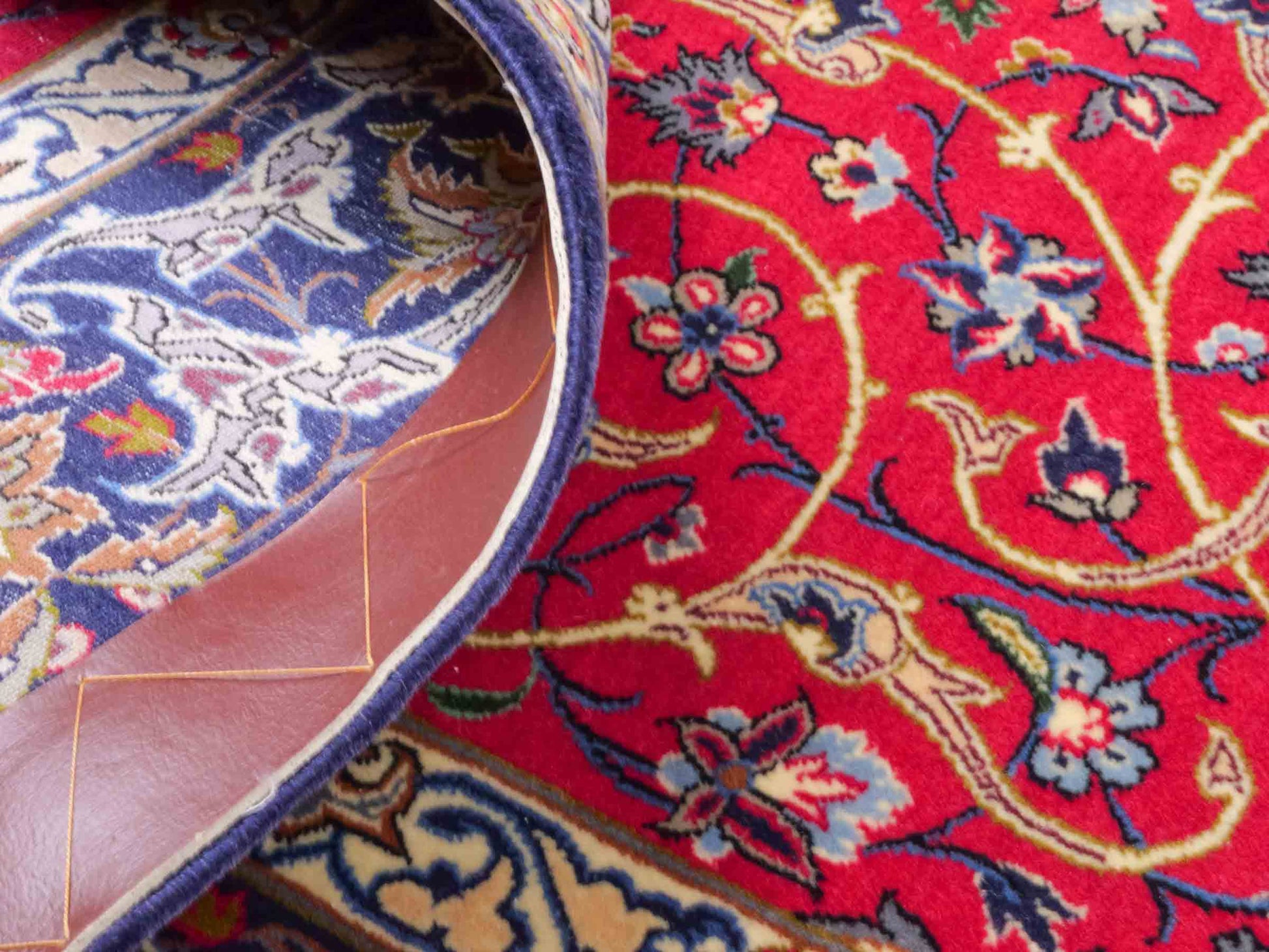 Handgeknüpfter Isfahan Perserteppich von Khademi aus Wolle mit Seide, rot, navy. Feiner, persischer Teppich mit Medaillon. Orientteppich, von Hand geknüpft in Iran. Größe: 171 x 107 cm. Teppichnummer: DB3-1050. Verkauf durch Jupiter Intl.