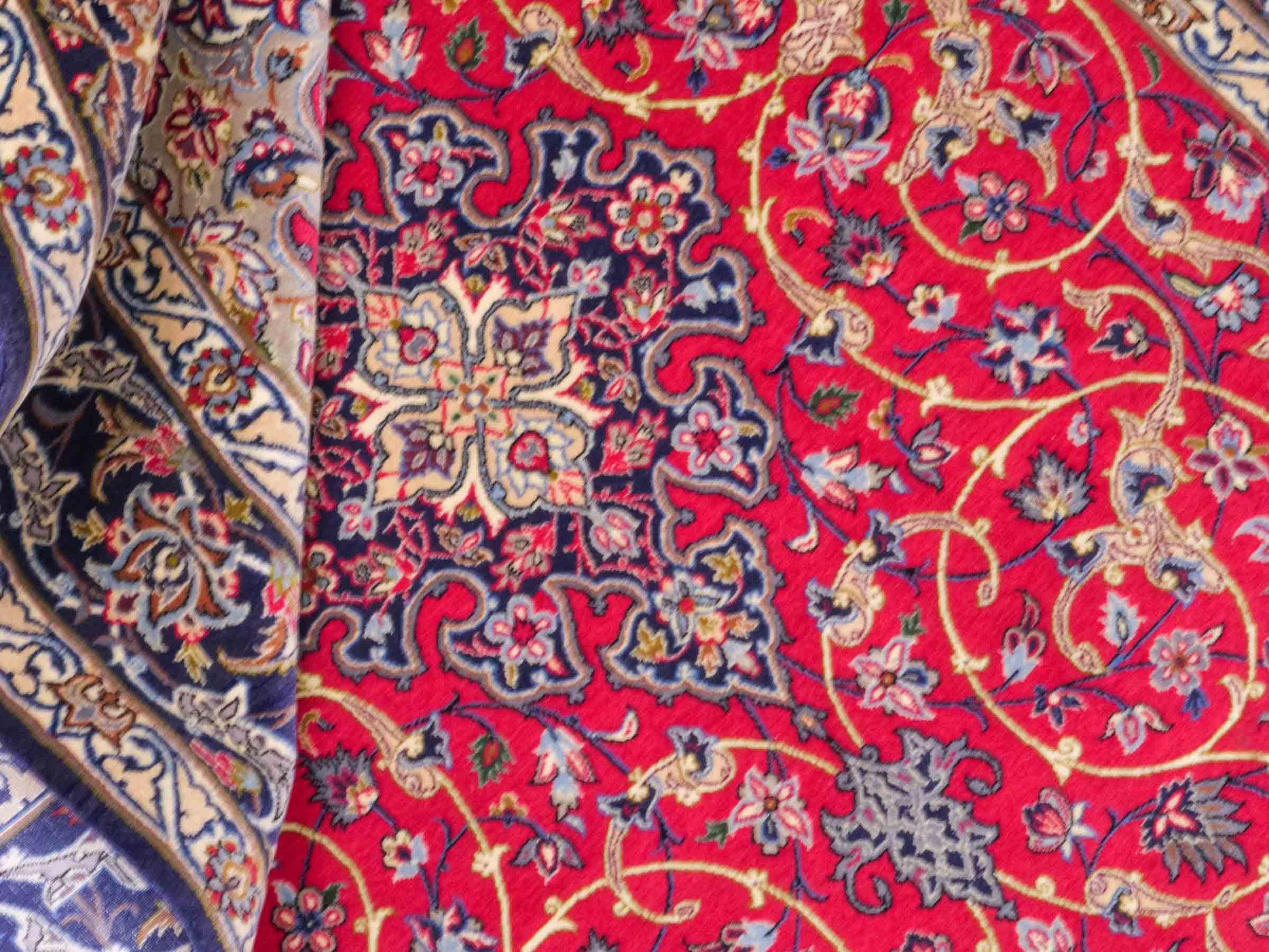 Handgeknüpfter Isfahan Perserteppich von Khademi aus Wolle mit Seide, rot, navy. Feiner, persischer Teppich mit Medaillon. Orientteppich, von Hand geknüpft in Iran. Größe: 171 x 107 cm. Teppichnummer: DB3-1050. Verkauf durch Jupiter Intl.