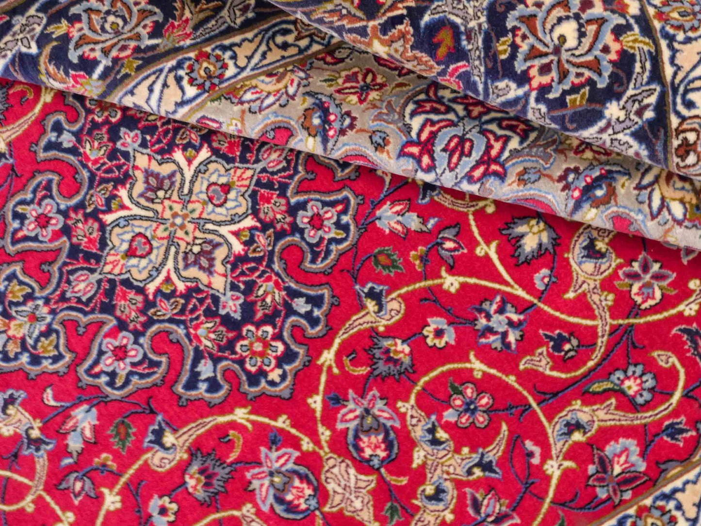 Handgeknüpfter Isfahan Perserteppich von Khademi aus Wolle mit Seide, rot, navy. Feiner, persischer Teppich mit Medaillon. Orientteppich, von Hand geknüpft in Iran. Größe: 171 x 107 cm. Teppichnummer: DB3-1050. Verkauf durch Jupiter Intl.