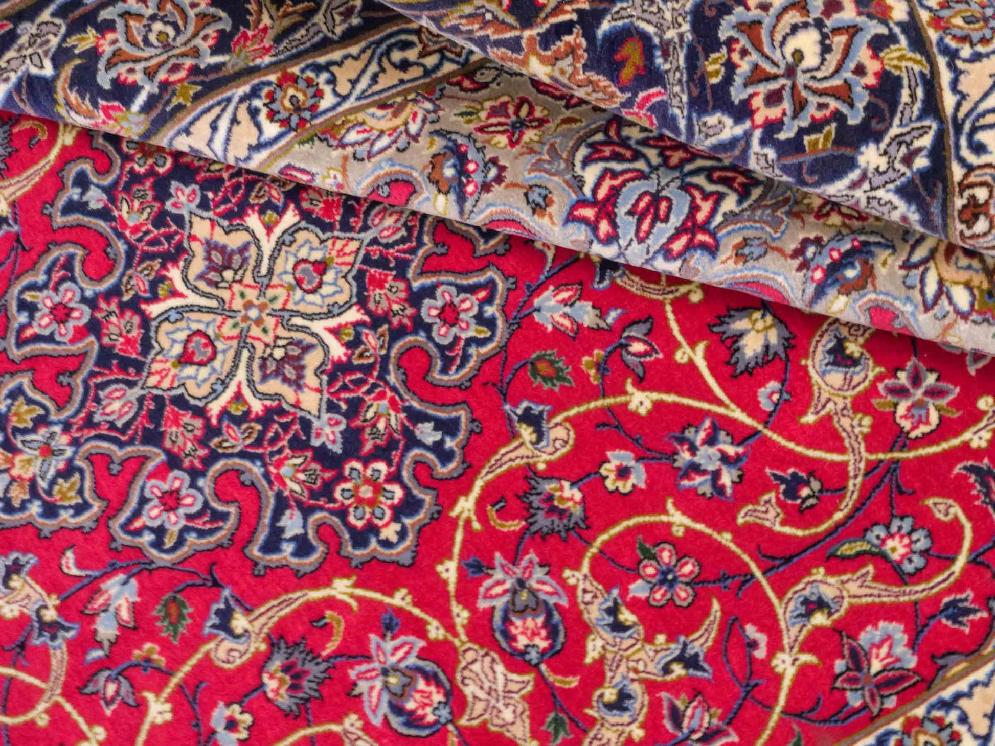 Handgeknüpfter Isfahan Perserteppich von Khademi aus Wolle mit Seide, rot, navy. Feiner, persischer Teppich mit Medaillon. Orientteppich, von Hand geknüpft in Iran. Größe: 171 x 107 cm. Teppichnummer: DB3-1050. Verkauf durch Jupiter Intl.
