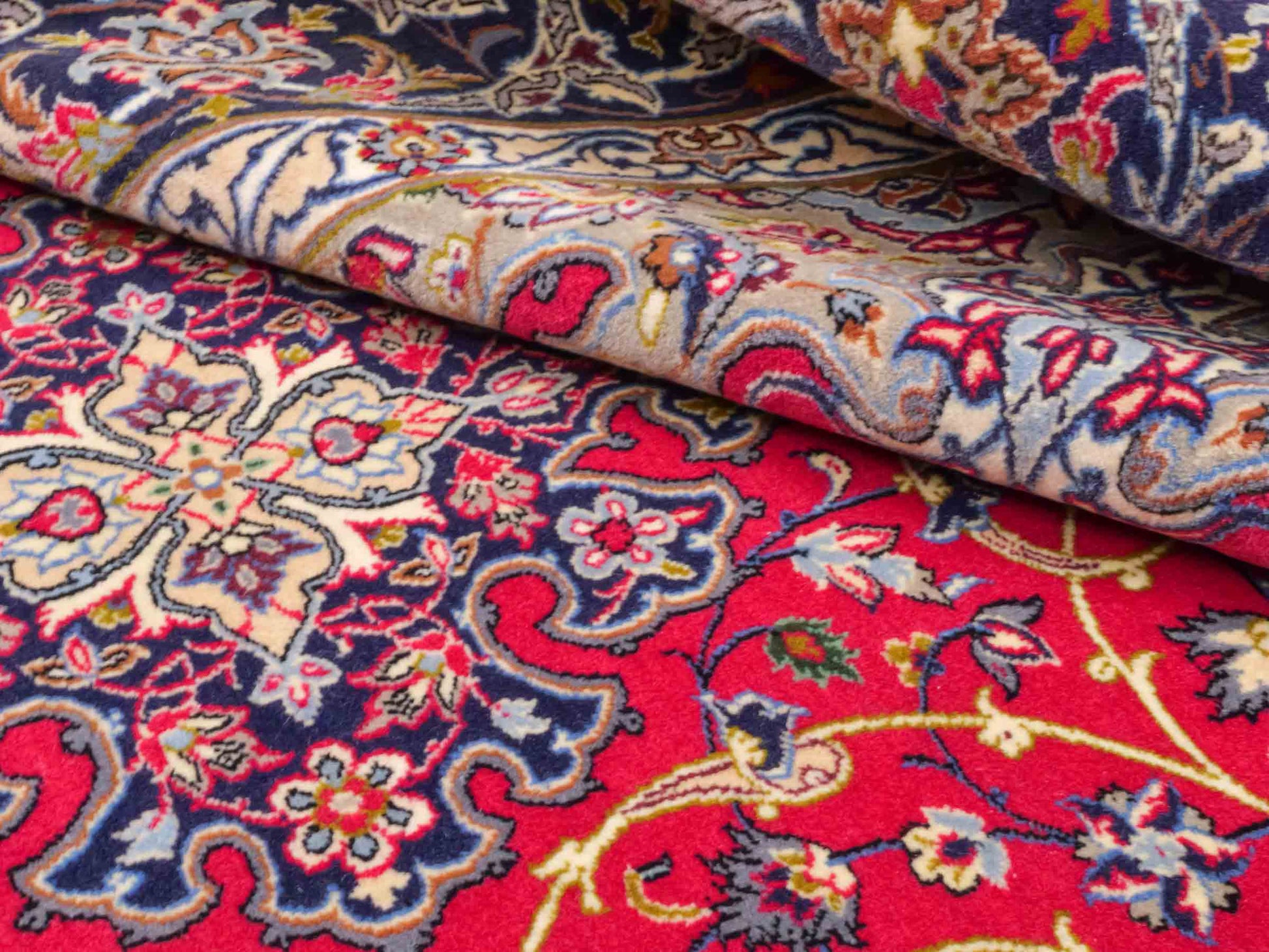 Handgeknüpfter Isfahan Perserteppich von Khademi aus Wolle mit Seide, rot, navy. Feiner, persischer Teppich mit Medaillon. Orientteppich, von Hand geknüpft in Iran. Größe: 171 x 107 cm. Teppichnummer: DB3-1050. Verkauf durch Jupiter Intl.