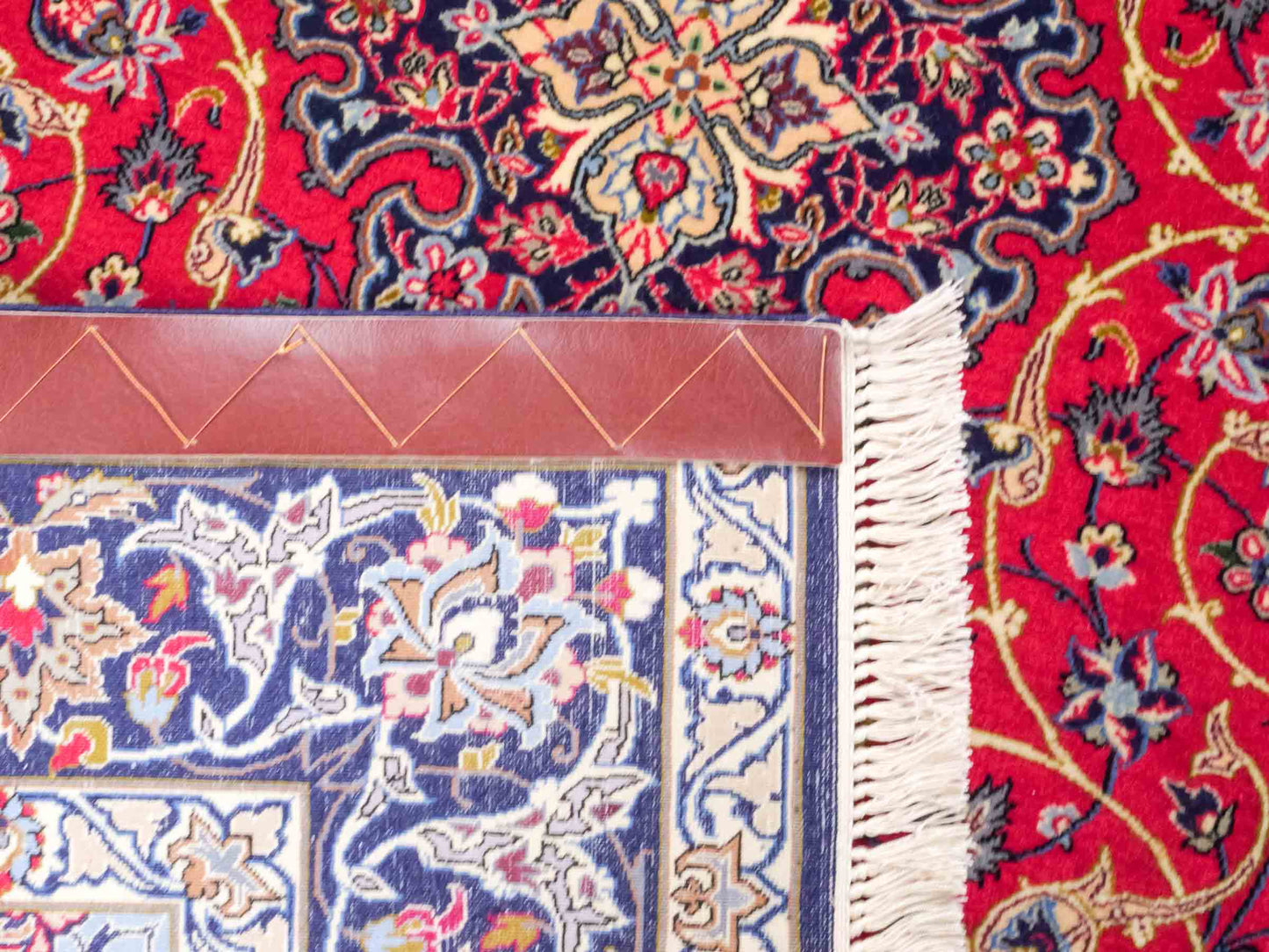 Handgeknüpfter Isfahan Perserteppich von Khademi aus Wolle mit Seide, rot, navy. Feiner, persischer Teppich mit Medaillon. Orientteppich, von Hand geknüpft in Iran. Größe: 171 x 107 cm. Teppichnummer: DB3-1050. Verkauf durch Jupiter Intl.