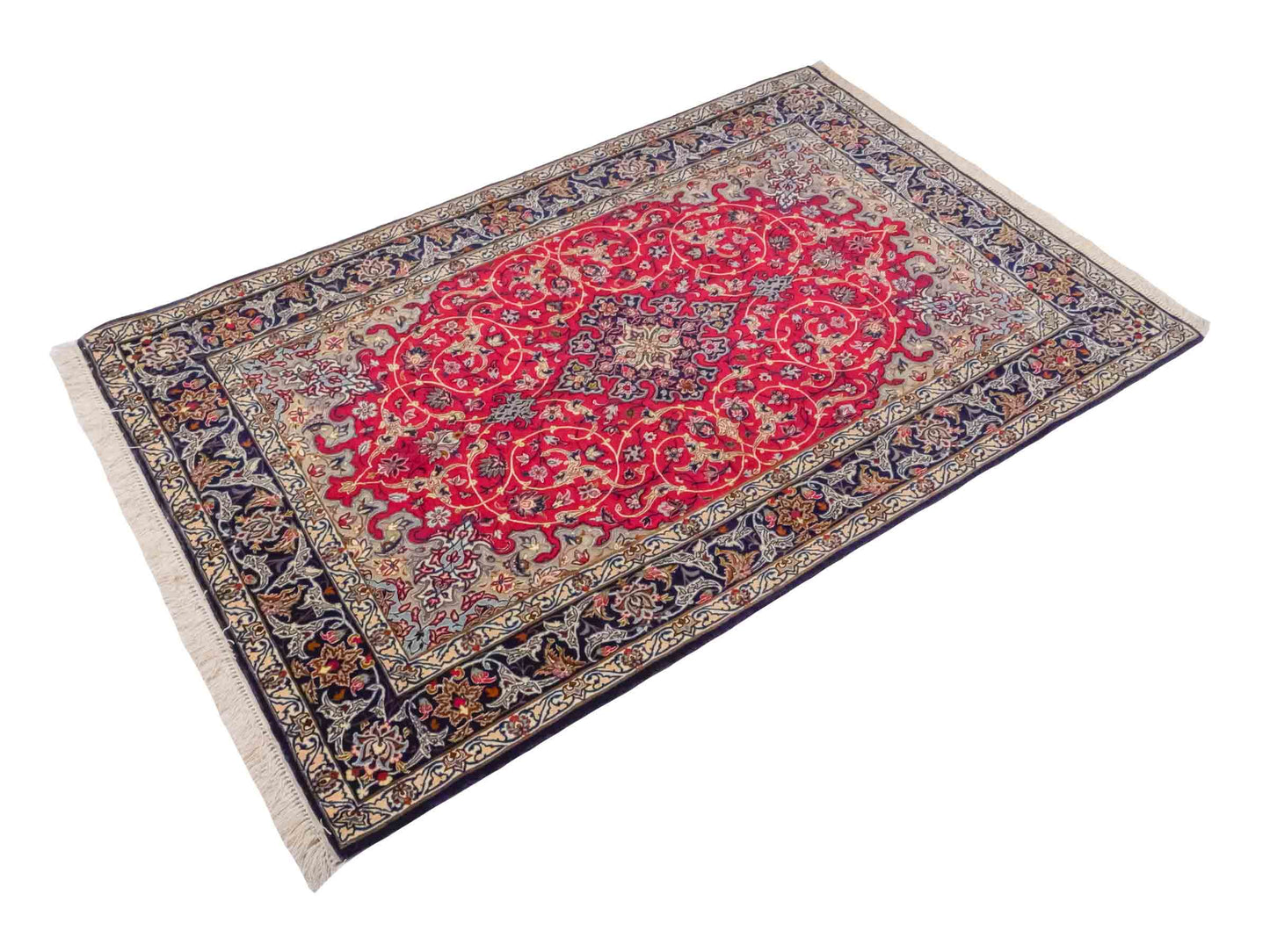 Handgeknüpfter Isfahan Perserteppich von Khademi aus Wolle mit Seide, rot, navy. Feiner, persischer Teppich mit Medaillon. Orientteppich, von Hand geknüpft in Iran. Größe: 171 x 107 cm. Teppichnummer: DB3-1050. Verkauf durch Jupiter Intl.
