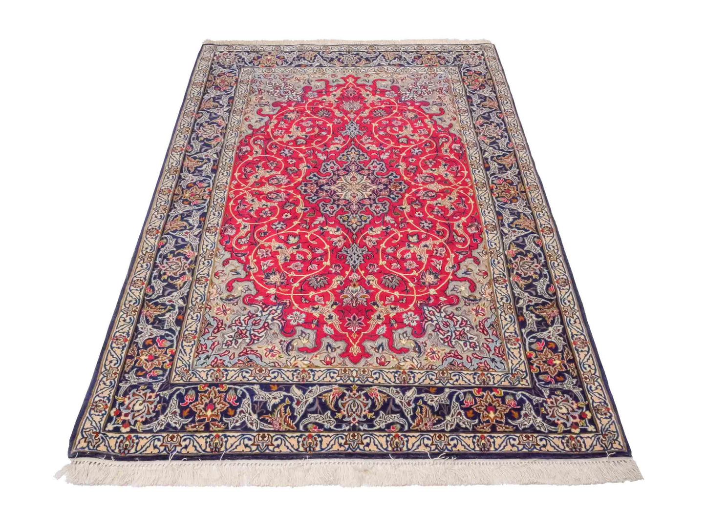 Handgeknüpfter Isfahan Perserteppich von Khademi aus Wolle mit Seide, rot, navy. Feiner, persischer Teppich mit Medaillon. Orientteppich, von Hand geknüpft in Iran. Größe: 171 x 107 cm. Teppichnummer: DB3-1050. Verkauf durch Jupiter Intl.