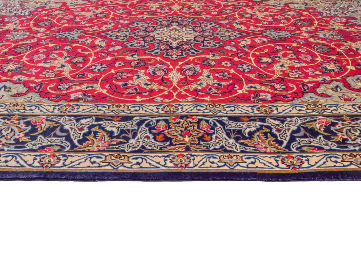 Handgeknüpfter Isfahan Perserteppich von Khademi aus Wolle mit Seide, rot, navy. Feiner, persischer Teppich mit Medaillon. Orientteppich, von Hand geknüpft in Iran. Größe: 171 x 107 cm. Teppichnummer: DB3-1050. Verkauf durch Jupiter Intl.