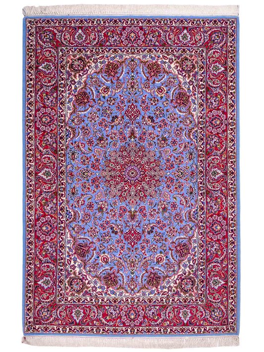 Handgeknüpfter Isfahan Perserteppich von Khademi aus Wolle mit Seide, blau, rot. Feiner, persischer Teppich mit Medaillon. Orientteppich, von Hand geknüpft in Iran. Größe: 171 x 113 cm. Teppichnummer: DB3-1051. Verkauf durch Jupiter Intl.