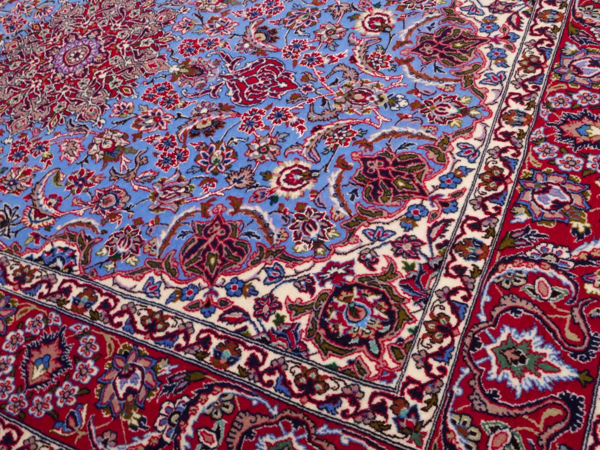 Handgeknüpfter Isfahan Perserteppich von Khademi aus Wolle mit Seide, blau, rot. Feiner, persischer Teppich mit Medaillon. Orientteppich, von Hand geknüpft in Iran. Größe: 171 x 113 cm. Teppichnummer: DB3-1051. Verkauf durch Jupiter Intl.