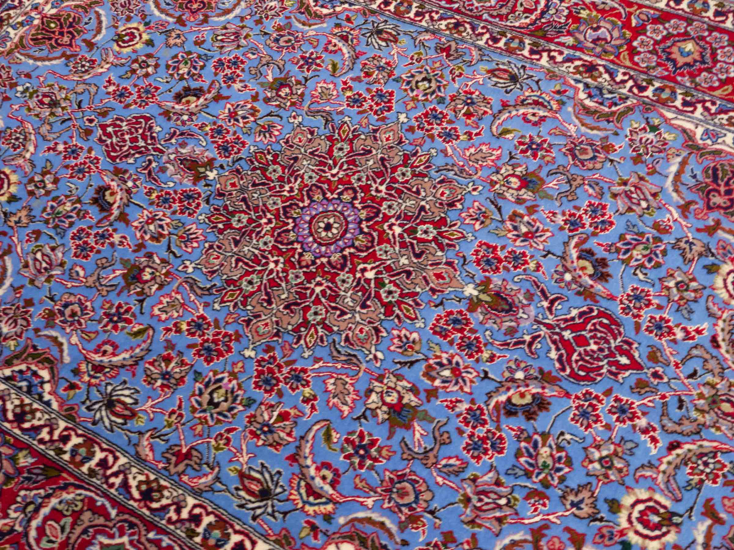 Handgeknüpfter Isfahan Perserteppich von Khademi aus Wolle mit Seide, blau, rot. Feiner, persischer Teppich mit Medaillon. Orientteppich, von Hand geknüpft in Iran. Größe: 171 x 113 cm. Teppichnummer: DB3-1051. Verkauf durch Jupiter Intl.
