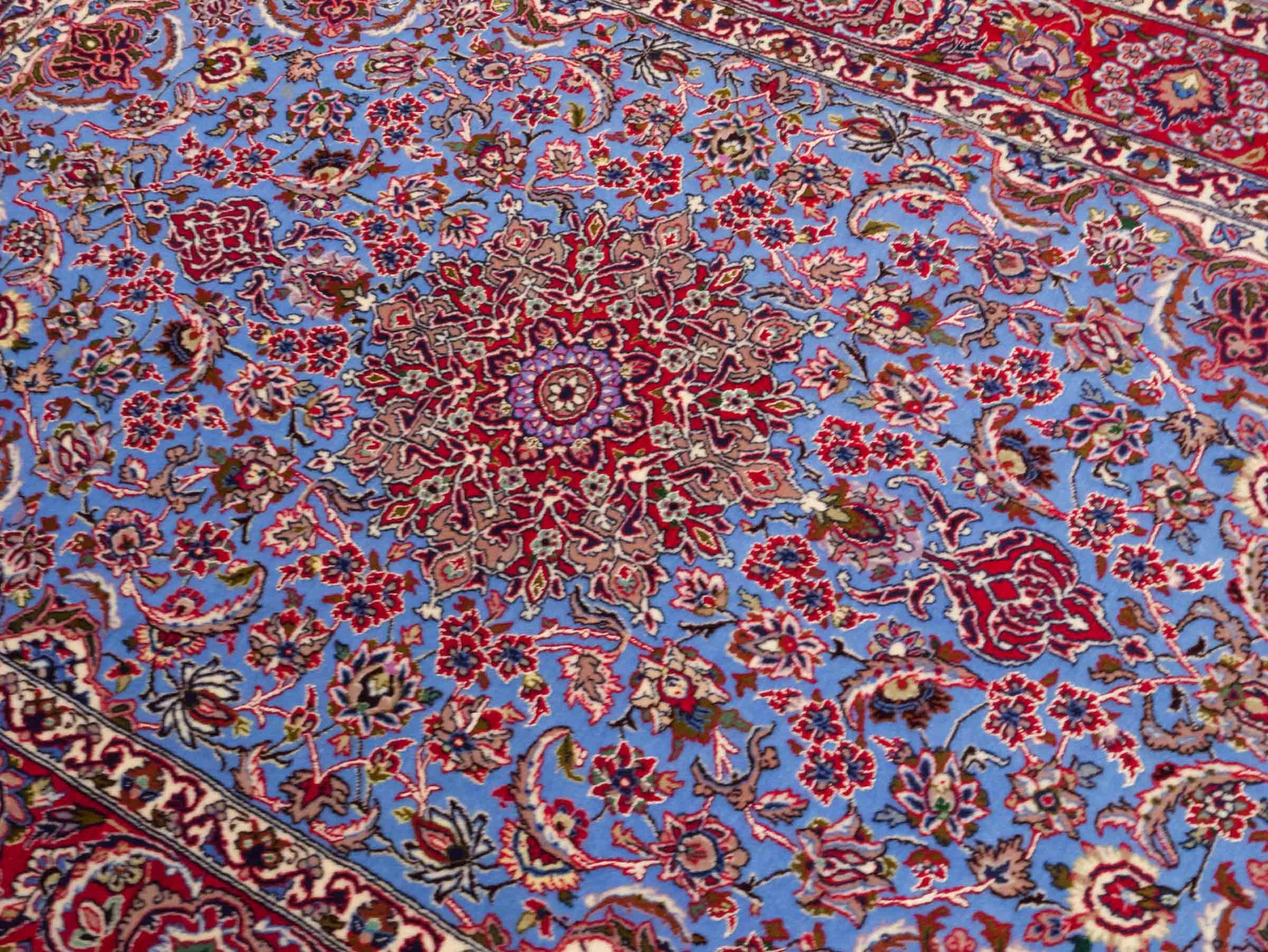 Handgeknüpfter Isfahan Perserteppich von Khademi aus Wolle mit Seide, blau, rot. Feiner, persischer Teppich mit Medaillon. Orientteppich, von Hand geknüpft in Iran. Größe: 171 x 113 cm. Teppichnummer: DB3-1051. Verkauf durch Jupiter Intl.