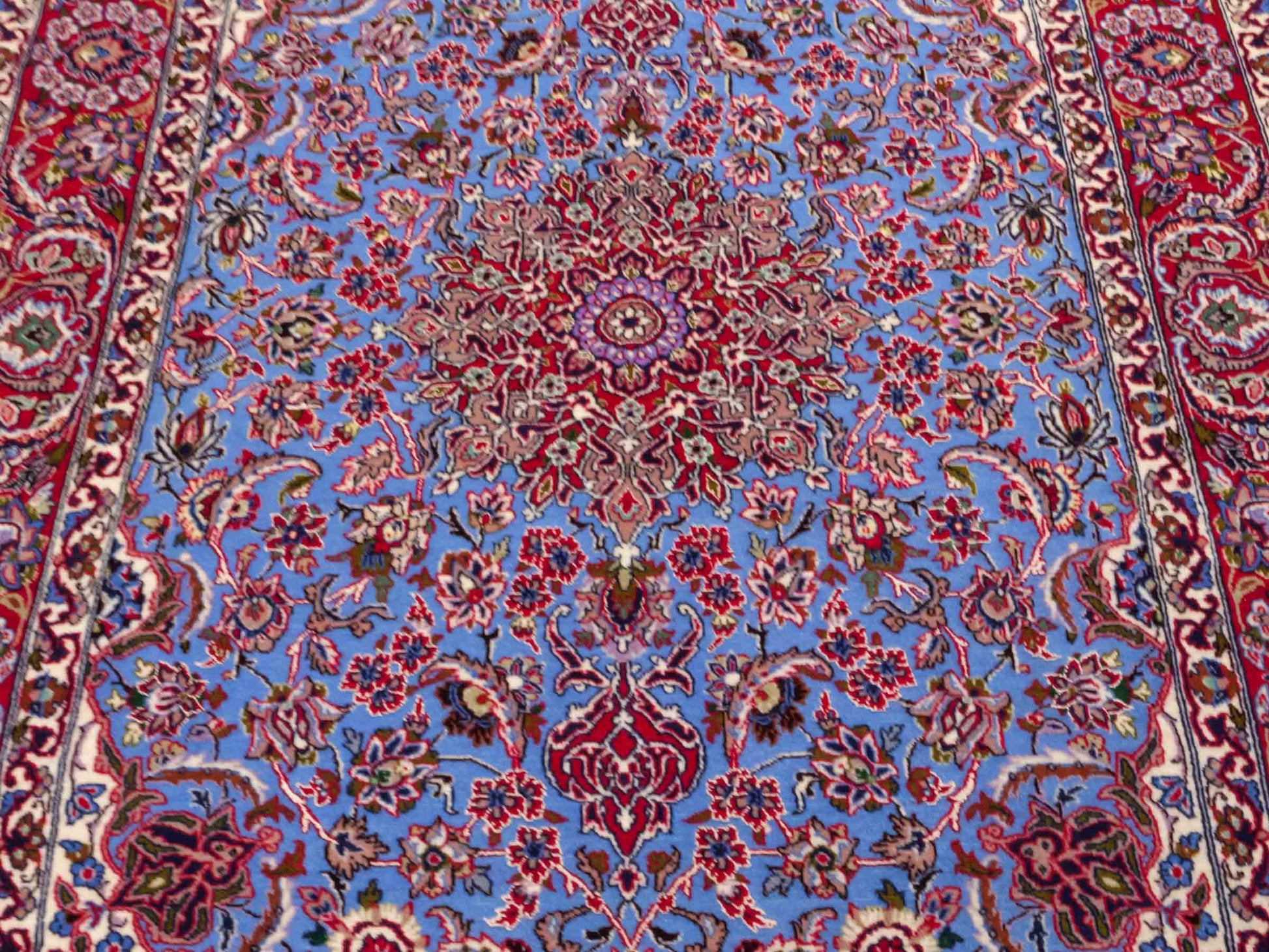 Handgeknüpfter Isfahan Perserteppich von Khademi aus Wolle mit Seide, blau, rot. Feiner, persischer Teppich mit Medaillon. Orientteppich, von Hand geknüpft in Iran. Größe: 171 x 113 cm. Teppichnummer: DB3-1051. Verkauf durch Jupiter Intl.