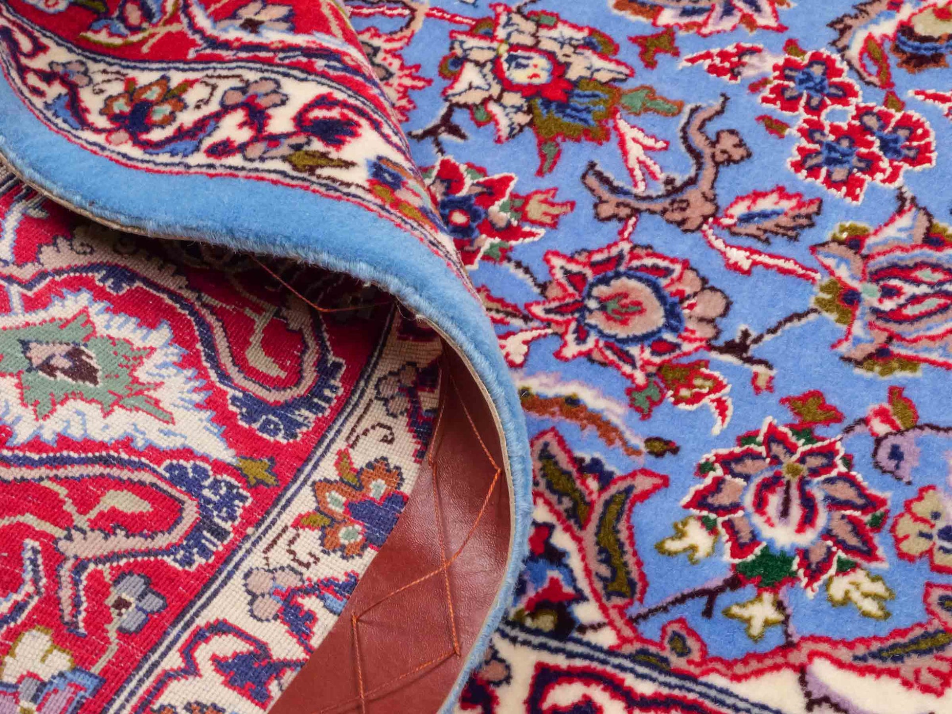Handgeknüpfter Isfahan Perserteppich von Khademi aus Wolle mit Seide, blau, rot. Feiner, persischer Teppich mit Medaillon. Orientteppich, von Hand geknüpft in Iran. Größe: 171 x 113 cm. Teppichnummer: DB3-1051. Verkauf durch Jupiter Intl.